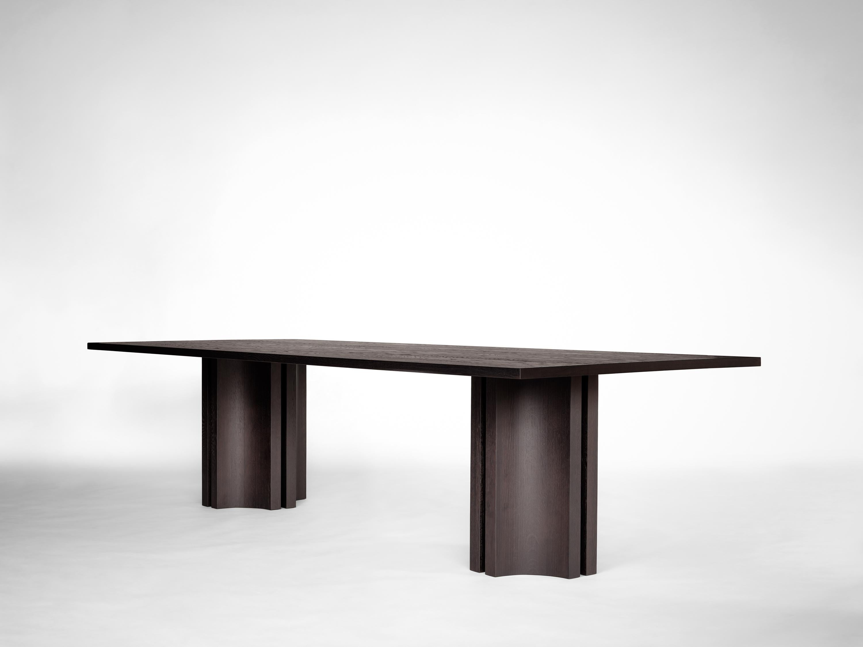 Mesa de comedor rectangular Aperta C1 DB 280 de nogal americano by Mokko Amsterdam
Dimensiones: P 90 x An 280 x Al 75 cm. 
Materiales: Nogal americano.

Disponible en distintos materiales y dimensiones. Diseñado por Aad Bos y fabricado en Holanda.