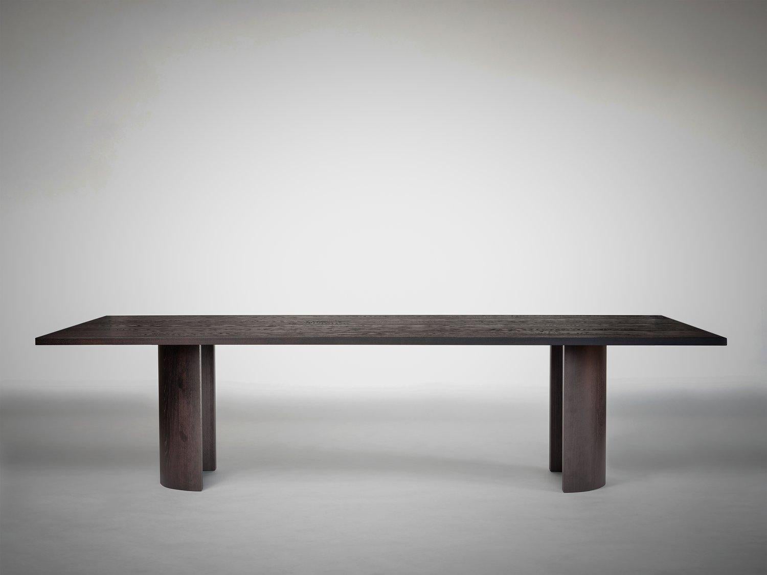 Aperta C2 280 Table de salle à manger rectangulaire en noyer américain par Mokko Amsterdam
Dimensions : 90 x 280 x 75 cm : D 90 x L 280 x H 75 cm. 
MATERIAL : Noyer américain.

Disponible en différentes options de matériaux et de dimensions. Conçue