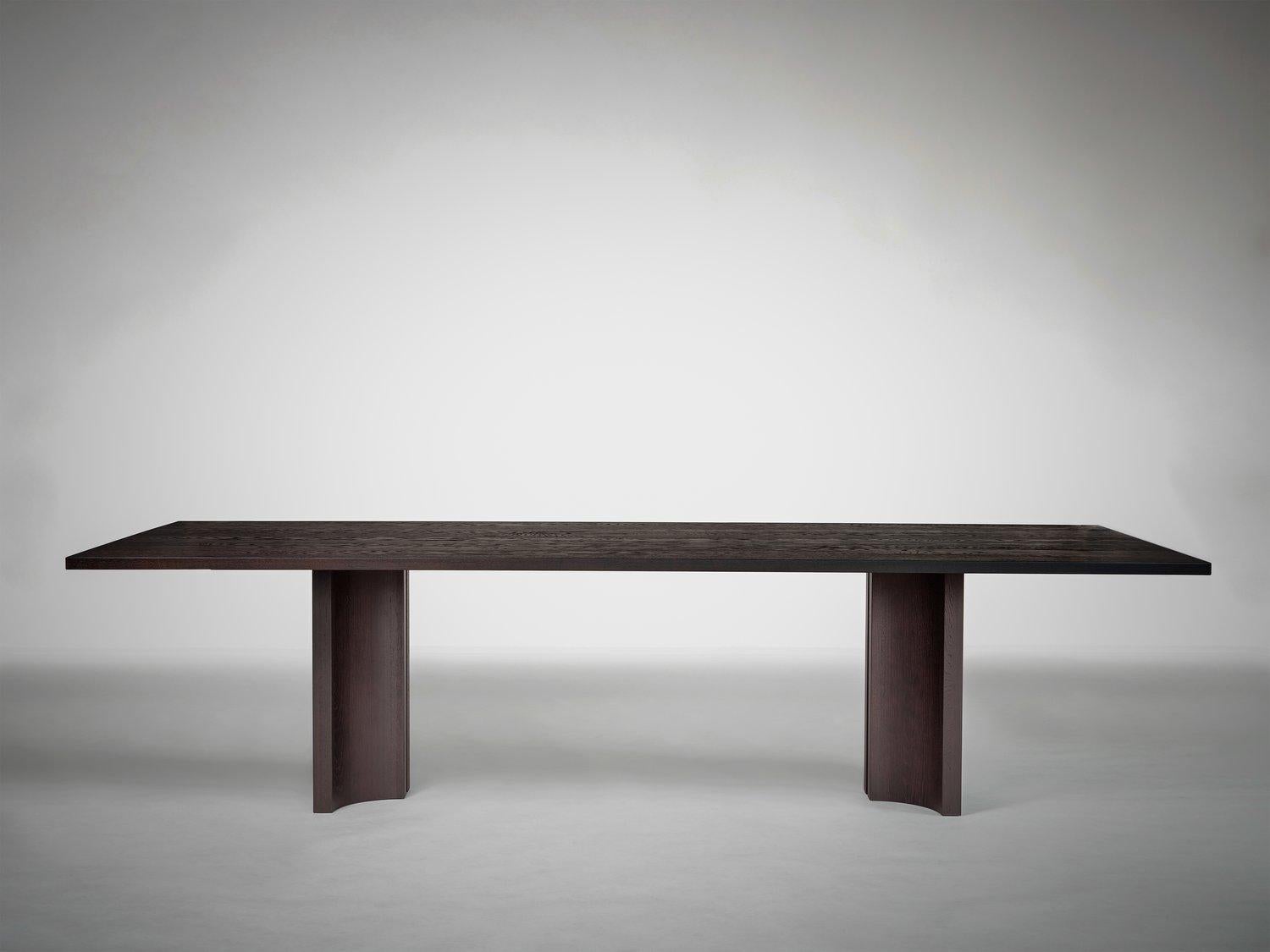 Aperta C3 280 Table de salle à manger rectangulaire en noyer américain par Mokko Amsterdam
Dimensions : 90 x 280 x 75 cm : D 90 x L 280 x H 75 cm. 
MATERIAL : Noyer américain.

Disponible en différentes options de matériaux et de dimensions. Conçue