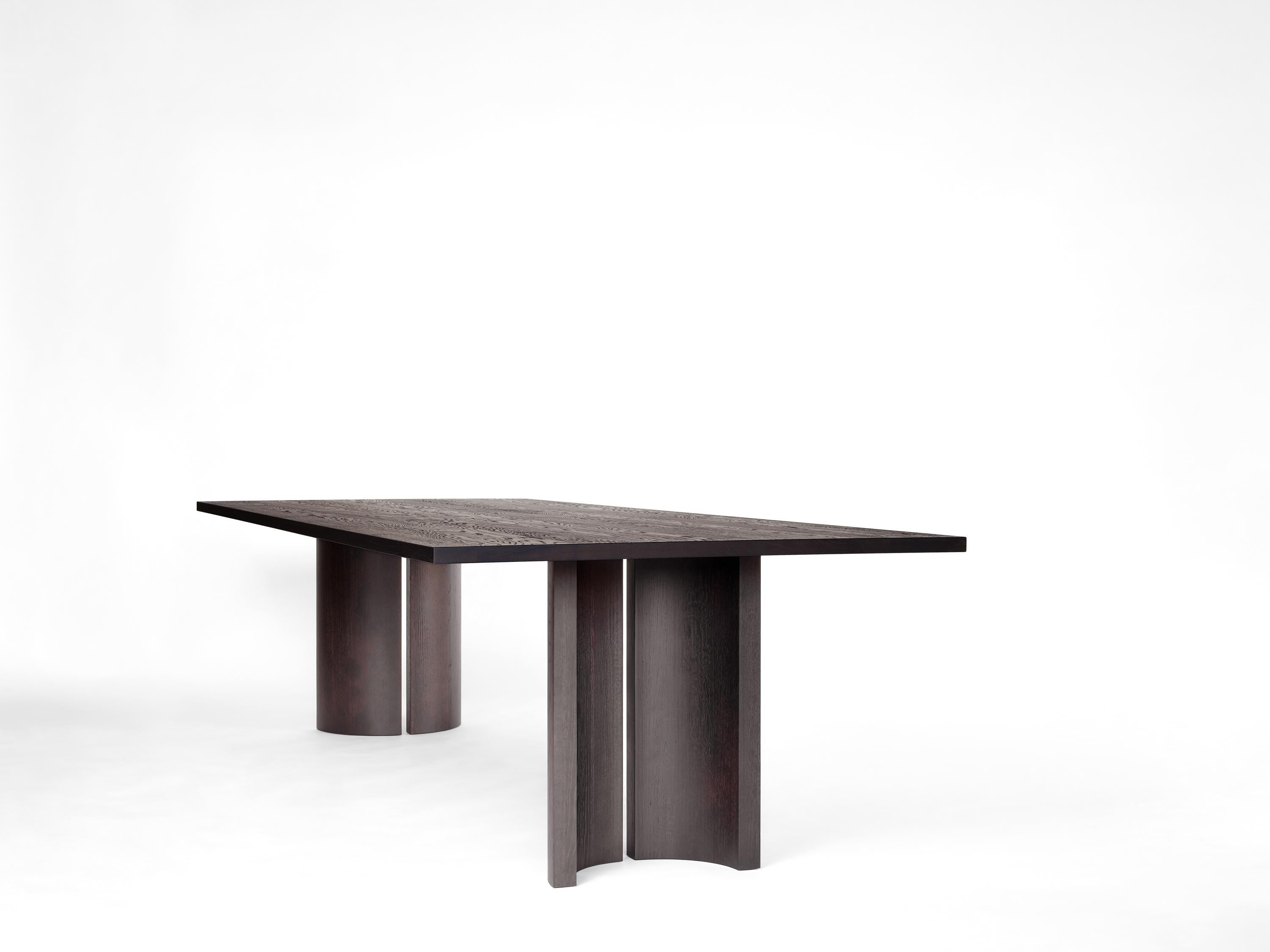 Aperta C4 280 Table de salle à manger rectangulaire en noyer américain par Mokko Amsterdam
Dimensions : 90 x 280 x 75 cm : D 90 x L 280 x H 75 cm. 
MATERIAL : Noyer américain.

Disponible en différentes options de matériaux et de dimensions. Conçue