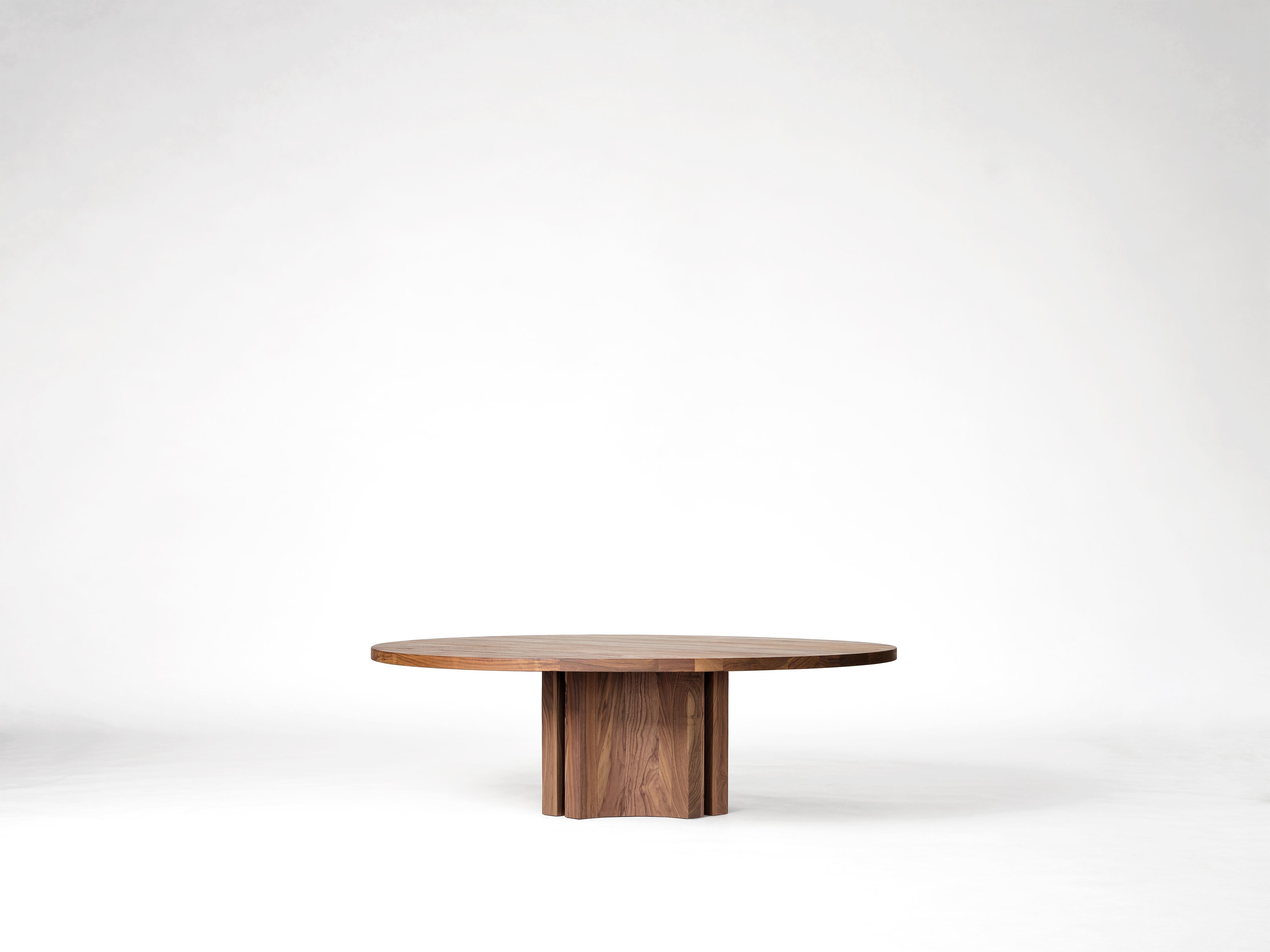 Runder Couchtisch Aperta aus massivem amerikanischem Nussbaumholz – Design von Aad Bos für Mokko (Brutalismus) im Angebot