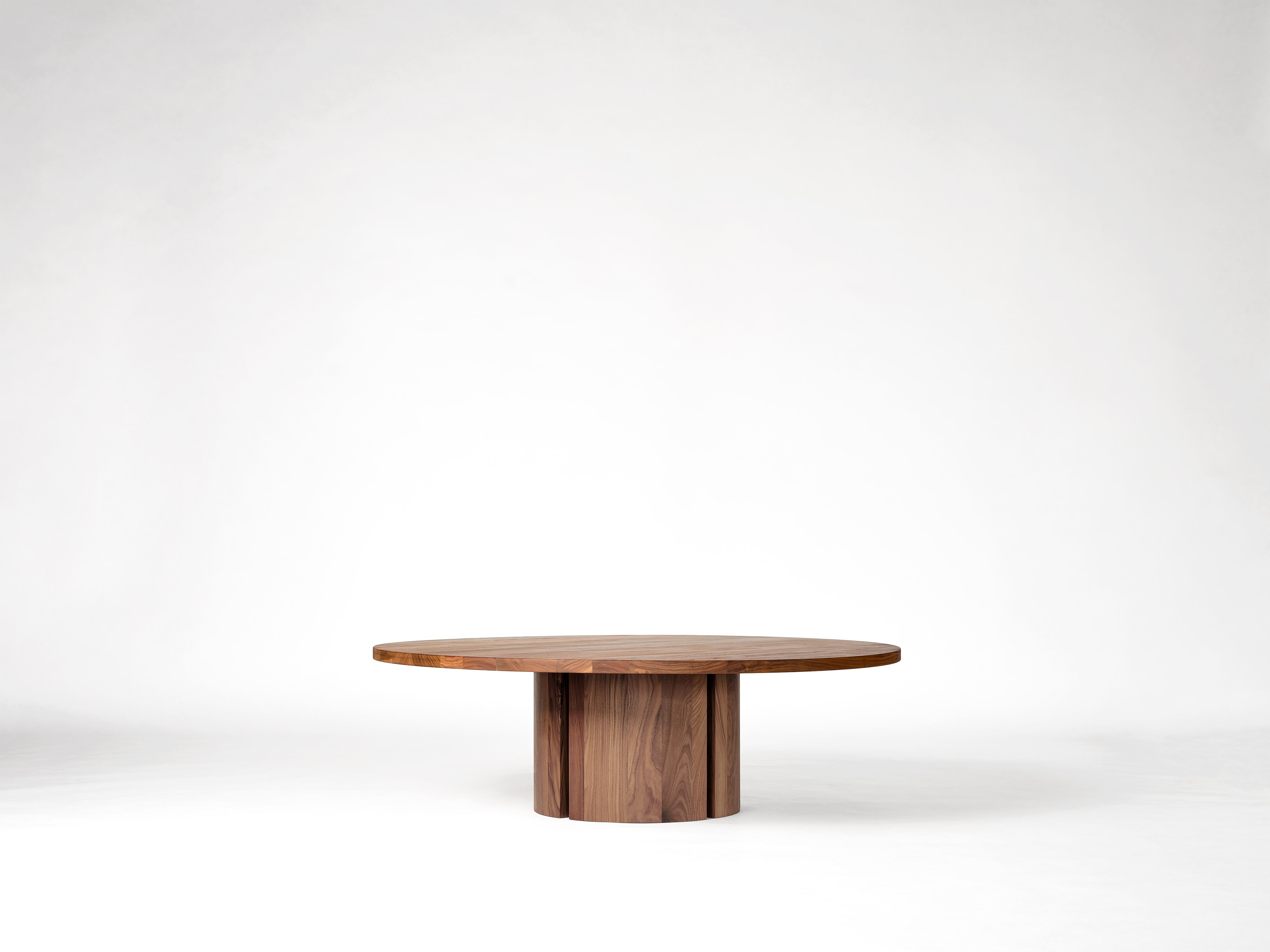 Runder Couchtisch Aperta aus massivem amerikanischem Nussbaumholz – Design von Aad Bos für Mokko (Handgefertigt) im Angebot