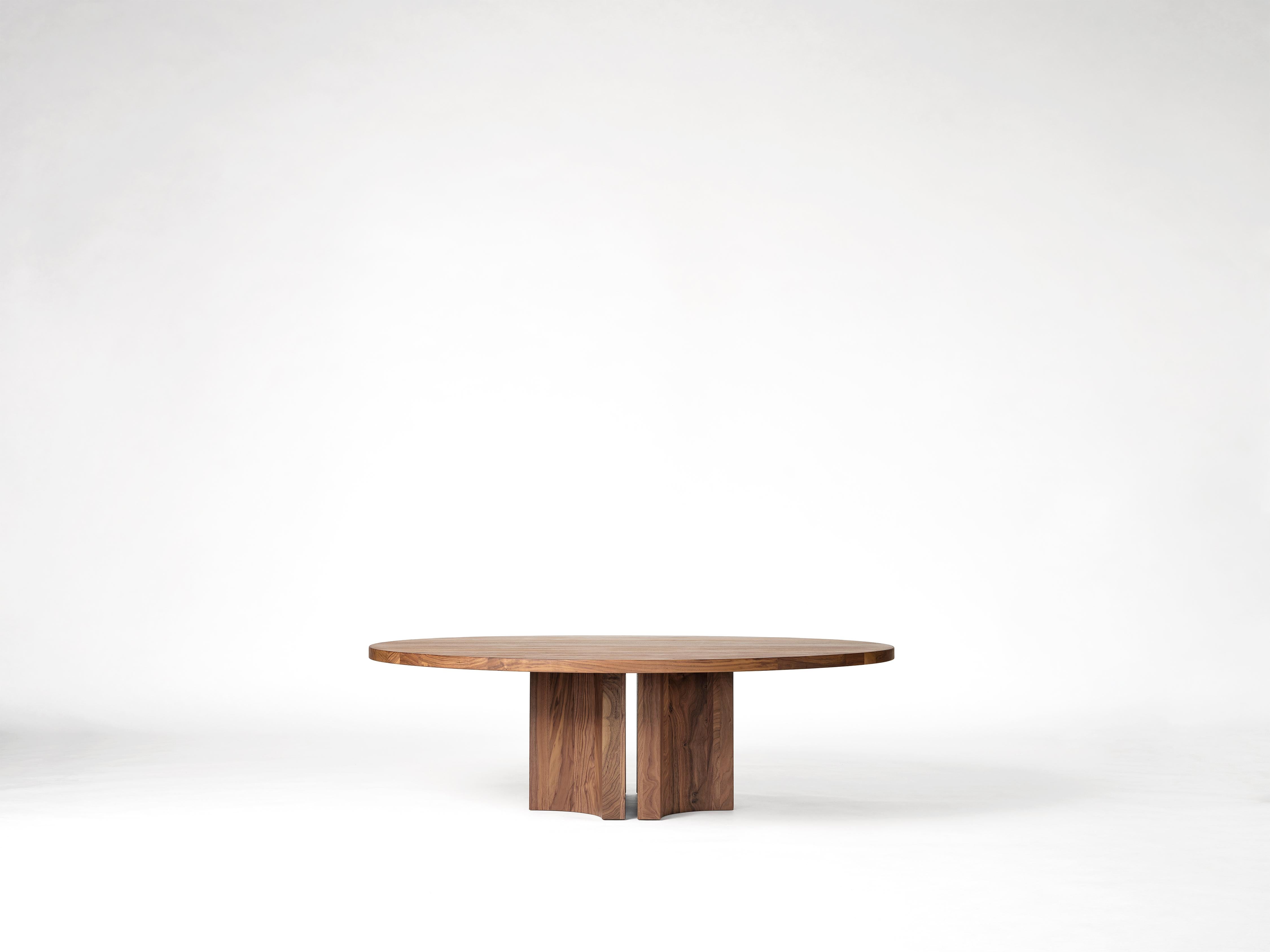 Inspiré par la lumière qui traverse les vides étroits des structures architecturales, A se caractérise par une fente précise, créant une impression de légèreté dans sa forme solide. 
La table basse ronde Aperta a des pieds adaptables manuellement,