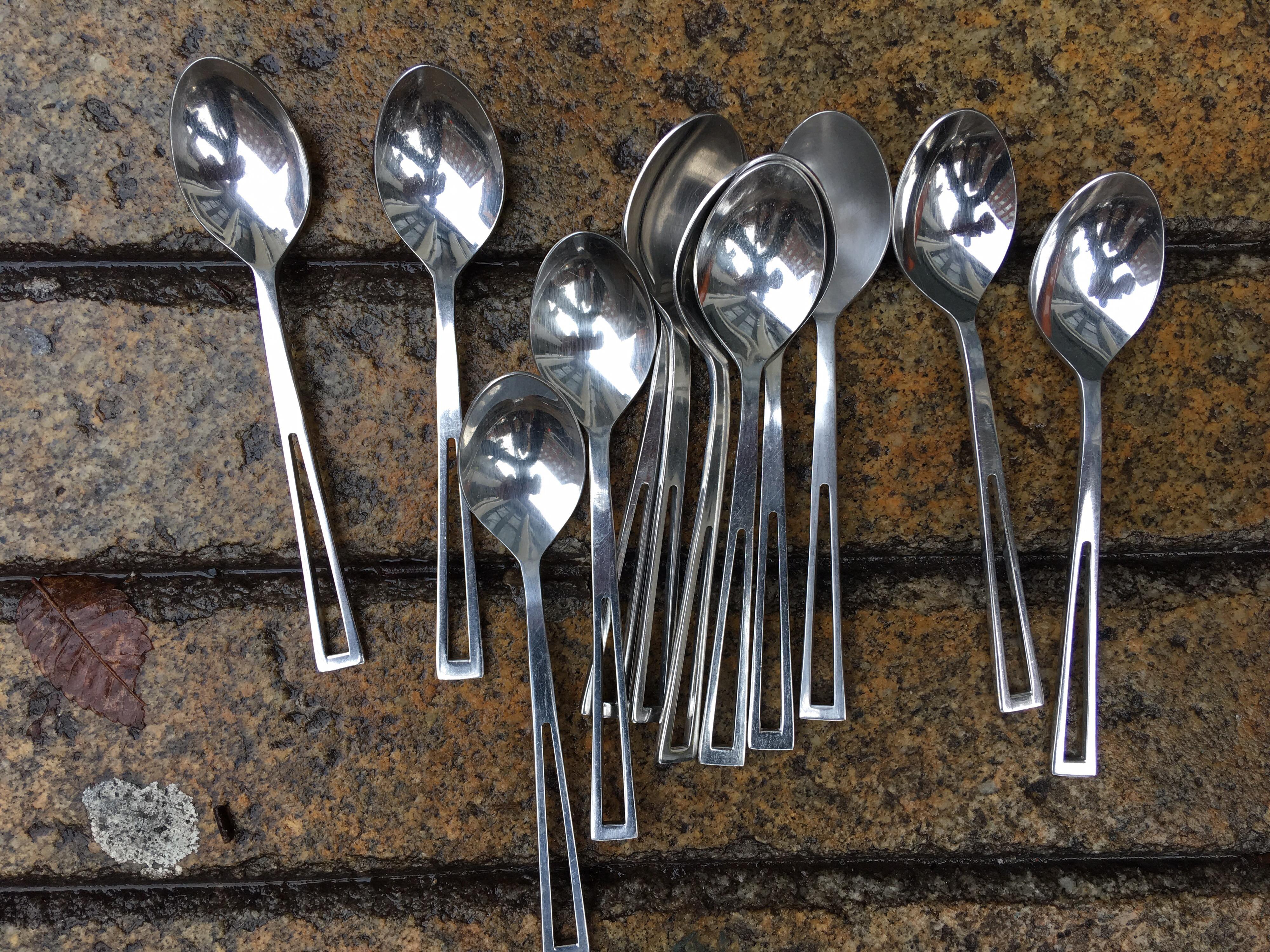 Aperto Supreme Flatware Set Service for 12 with Serving Pieces In Good Condition In Philadelphia, PA