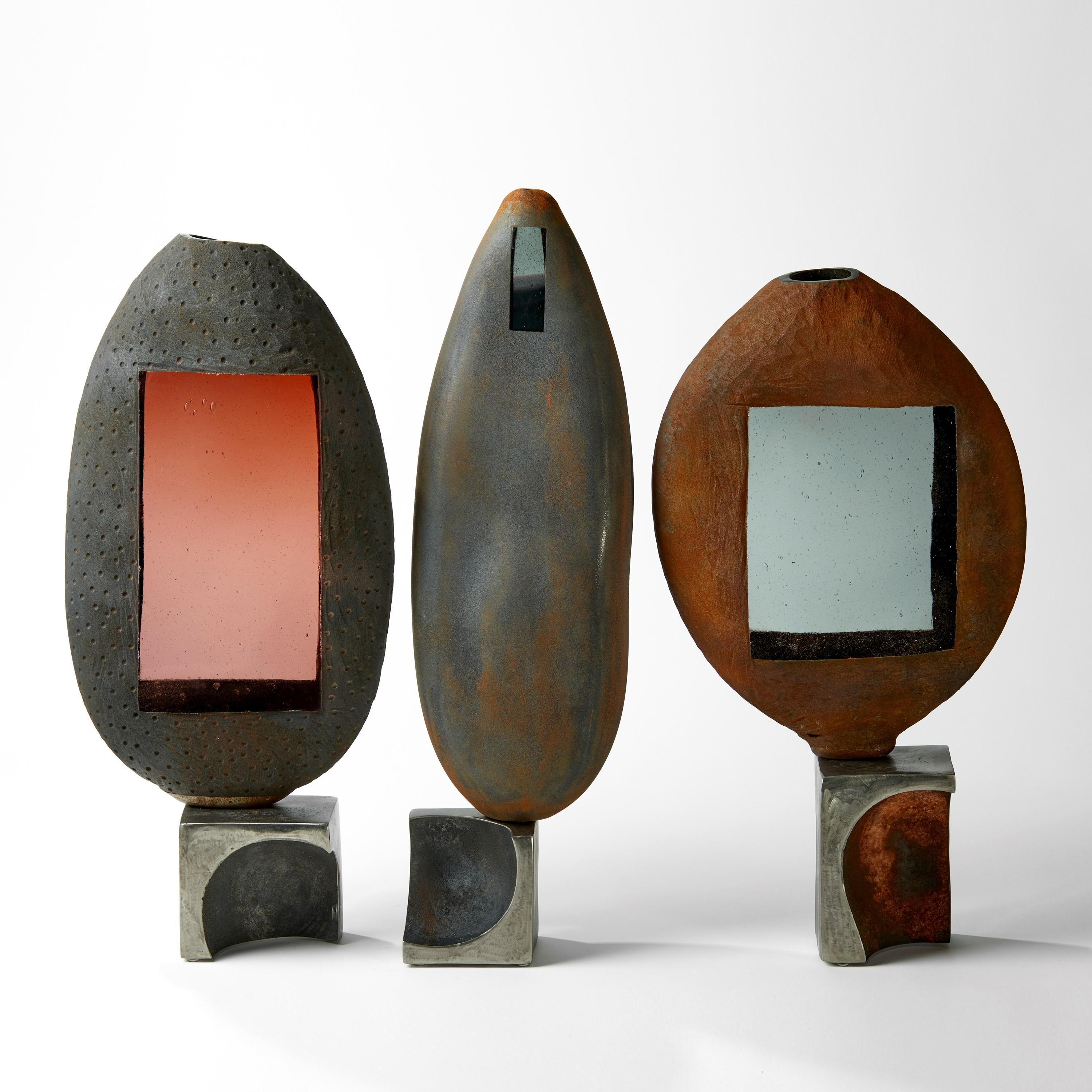 Apertura Stone Grey 07, Skulptur aus rostfarbenem und grauem Glas und Stahl von Jon Lewis (Britisch) im Angebot