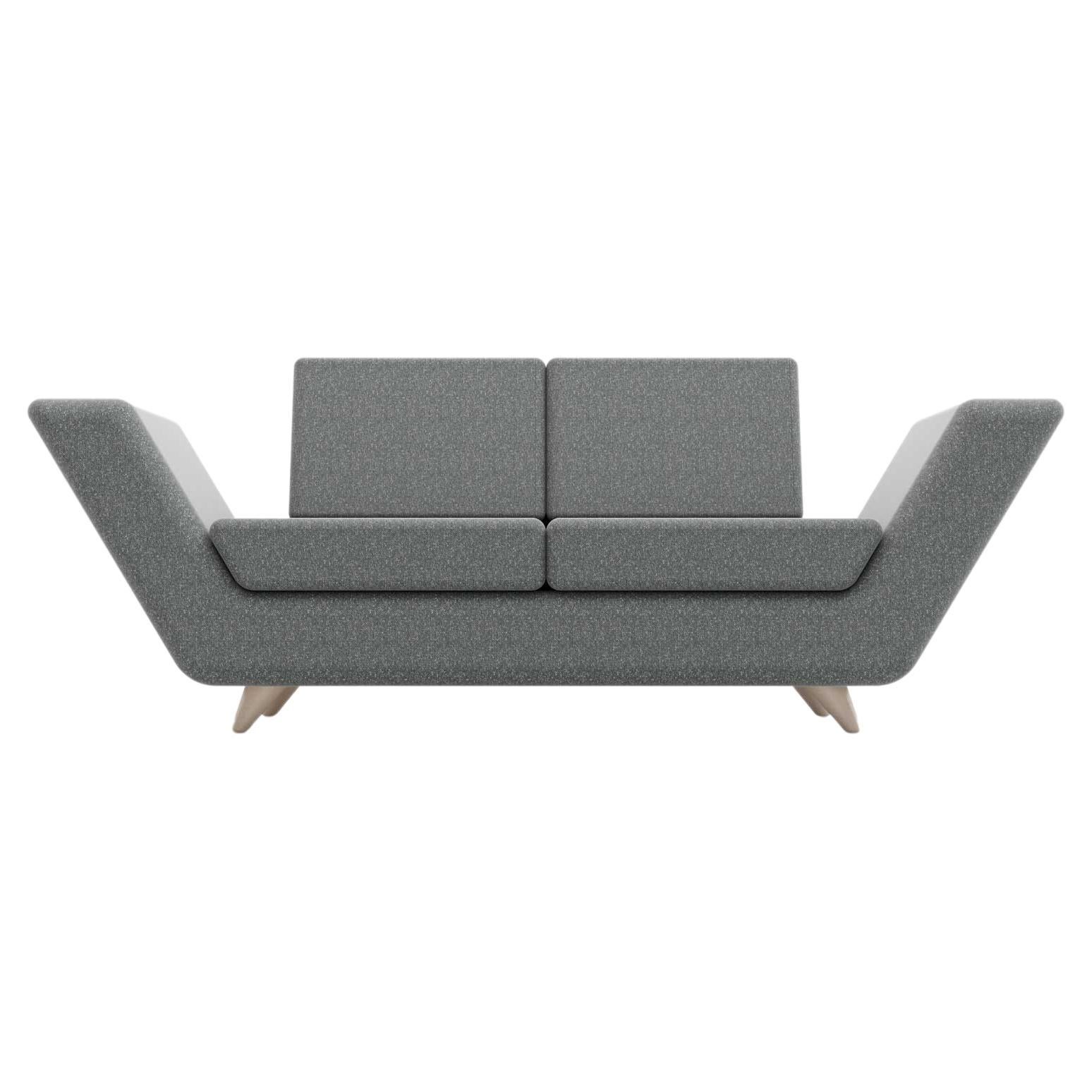 Apex 2-Sitz-Sofa – modernes skandinavisches Sofa mit Holzbeinen im Angebot
