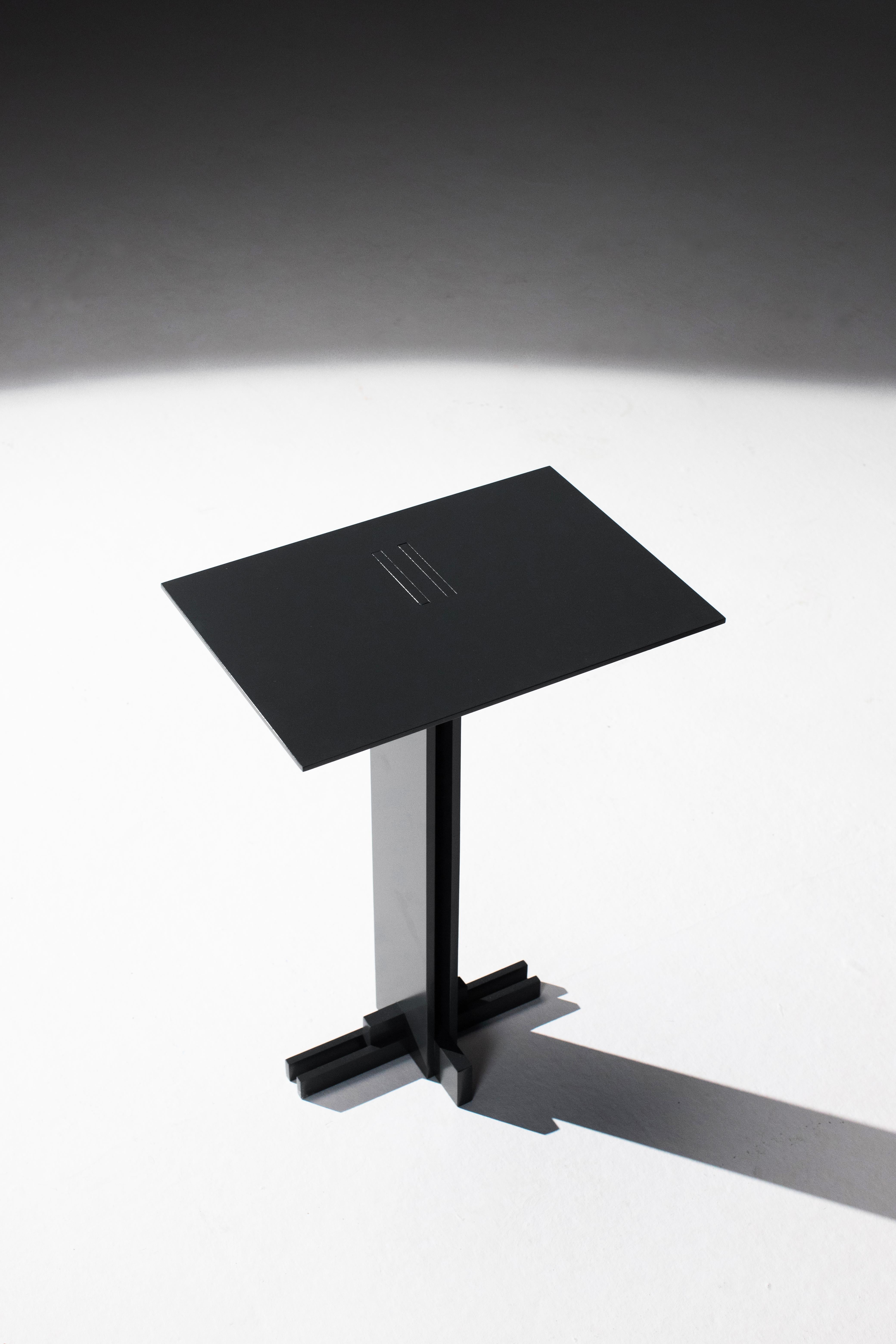 Moderne Table d'appoint Apex, métal fait main, aspect moderne en noir en vente