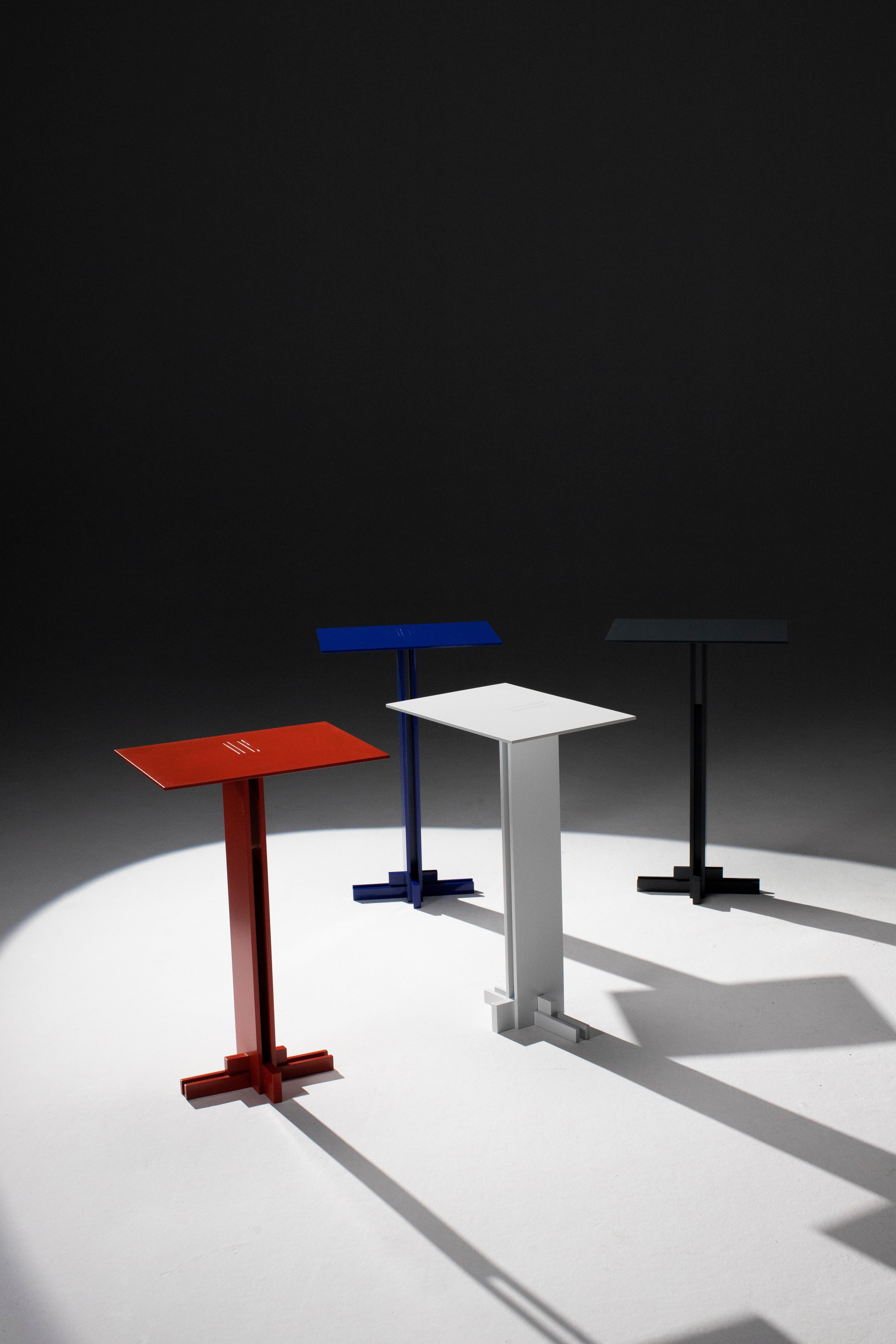 Moderne Table d'appoint Apex, métal fait à la main, look moderne en bleu ultramarine en vente