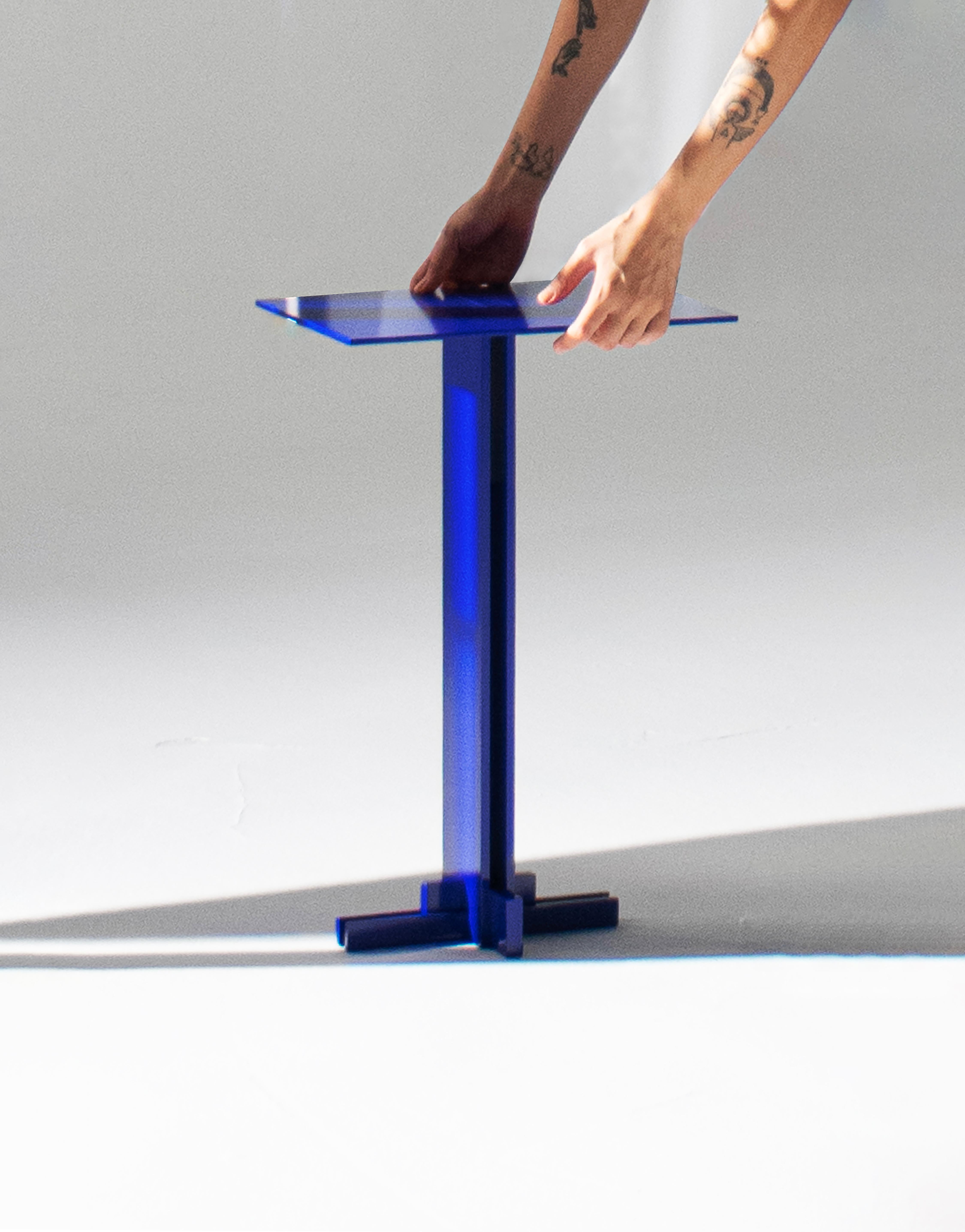 Moderne Table d'appoint Apex, métal fait à la main, look moderne en bleu ultramarine en vente