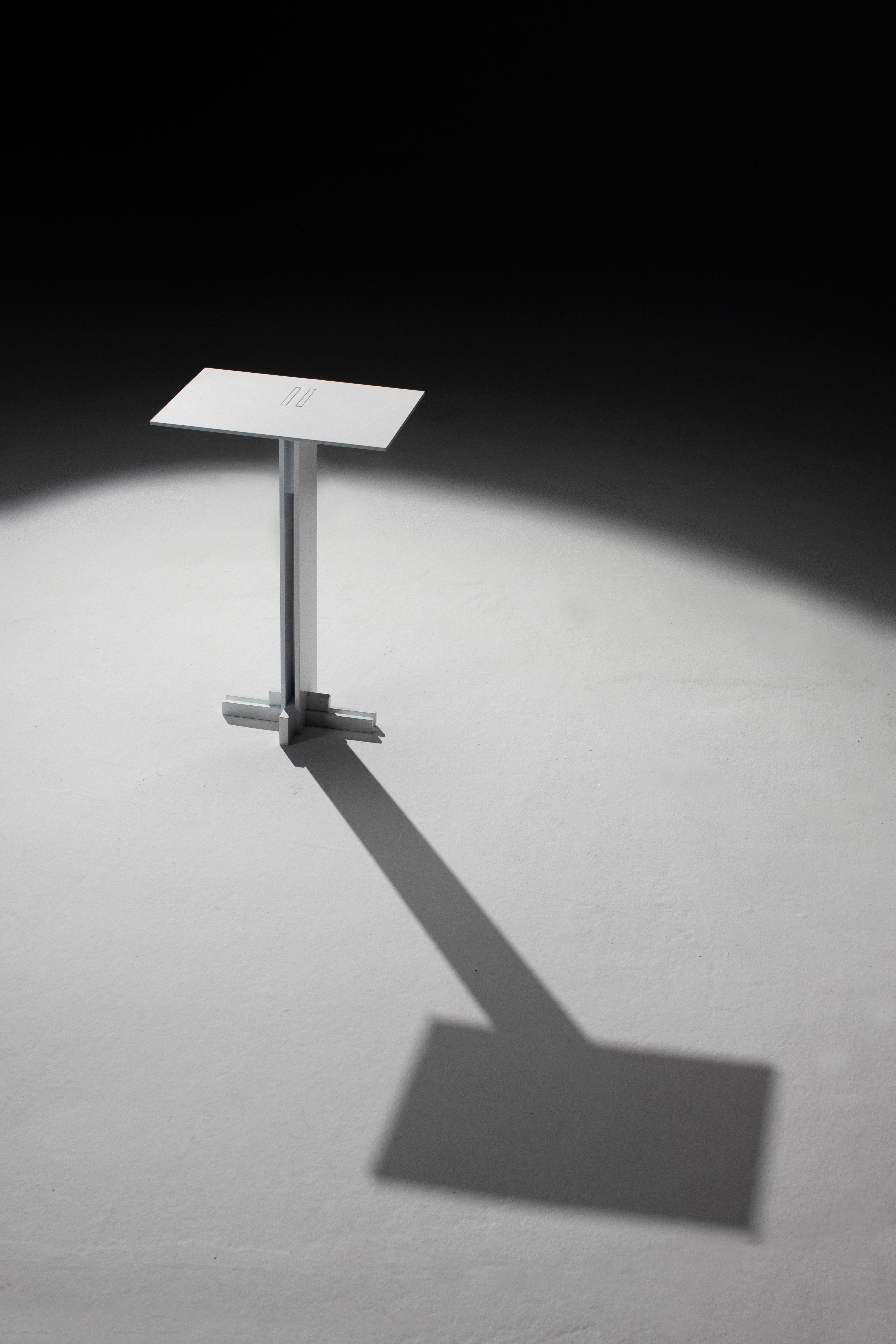 Moderne Table d'appoint Apex en métal fait main, look moderne en blanc en vente