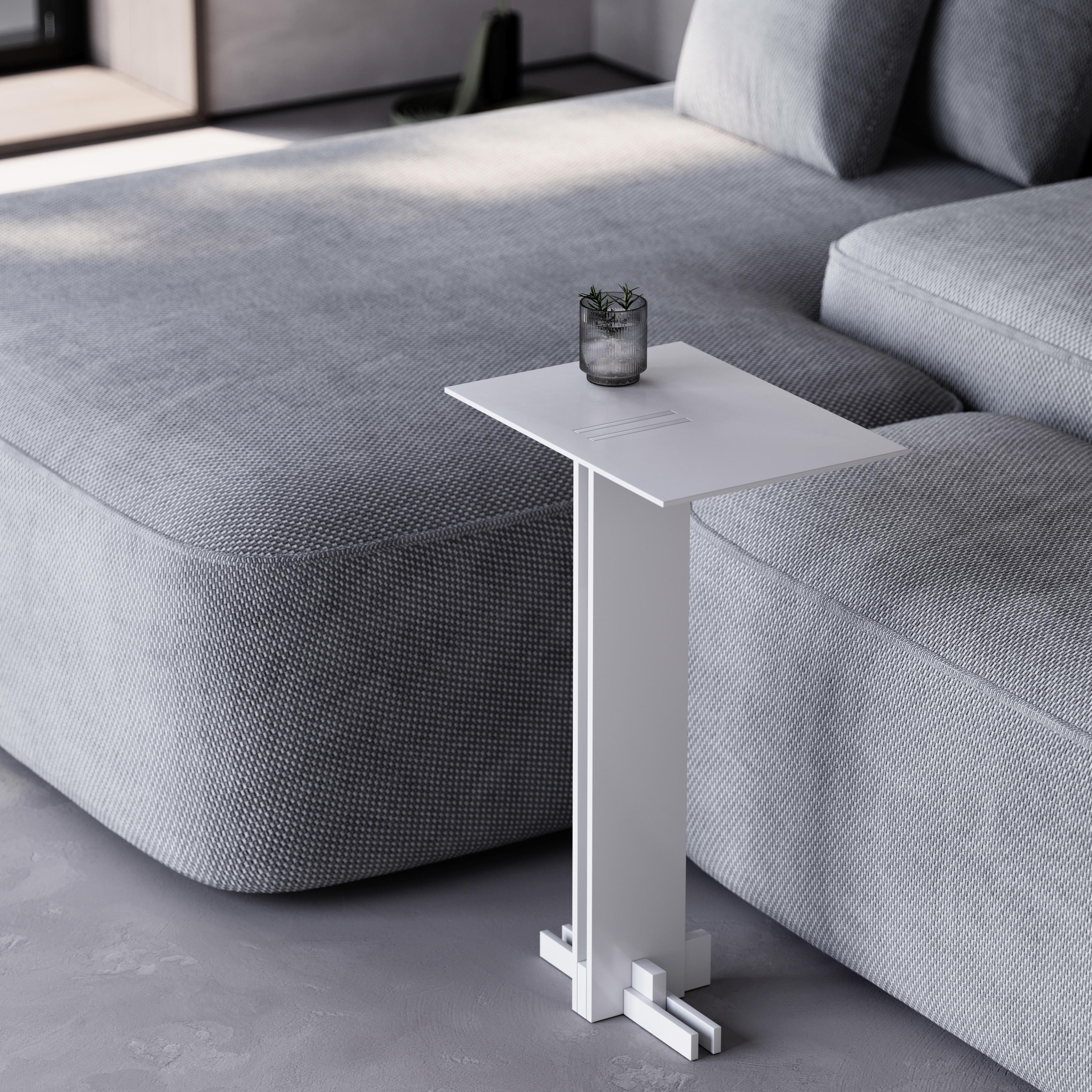 Teint Table d'appoint Apex en métal fait main, look moderne en blanc en vente