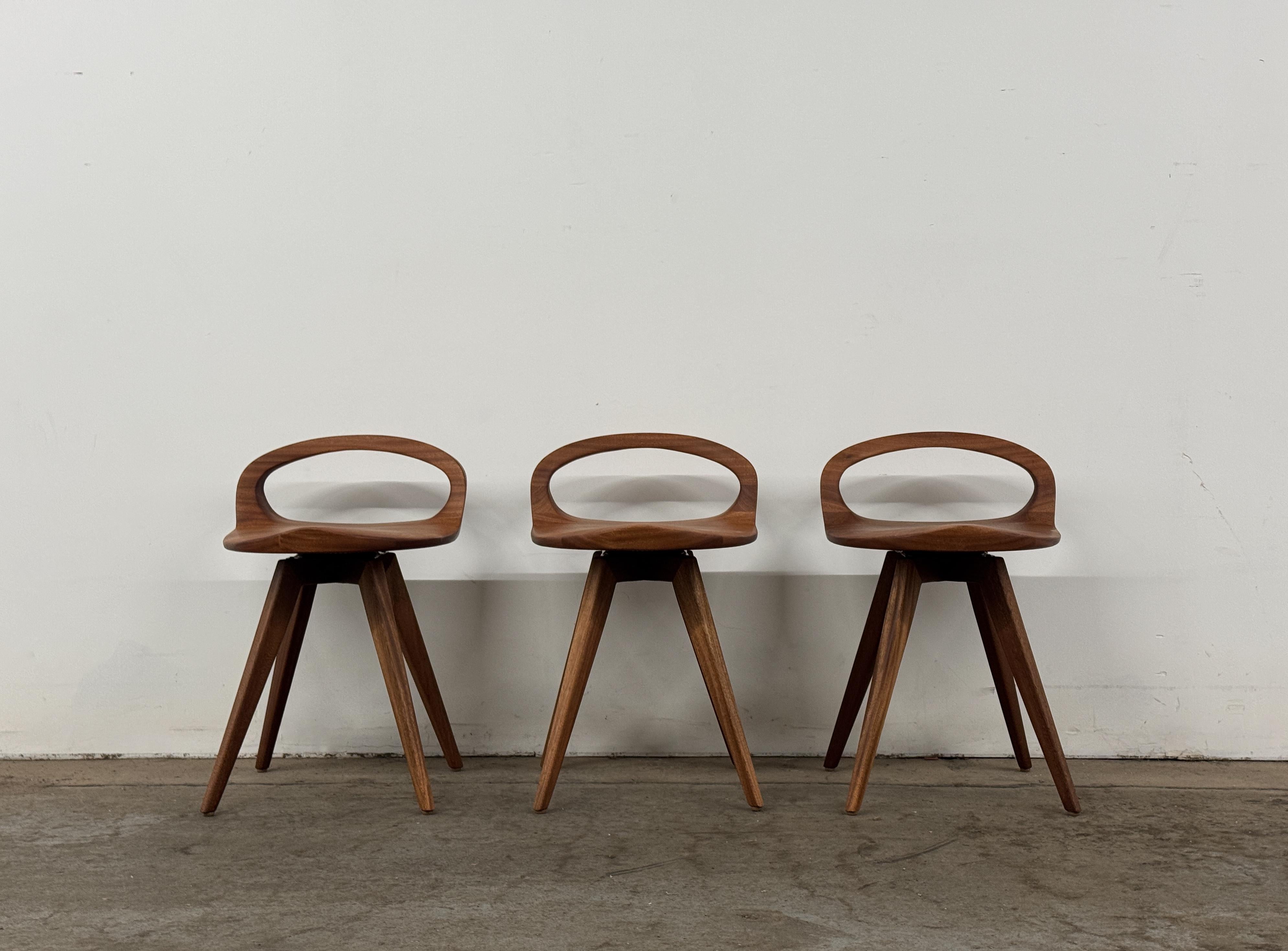 Erleben Sie die perfekte Mischung aus Komfort und Stil mit unserem Mid-Century Modern Swiveling Dining Chair. Stellen Sie sich vor, Sie lassen sich auf dem organischen, geschwungenen Sitz im Traktorstil nieder, der Sie bei langen Mahlzeiten und