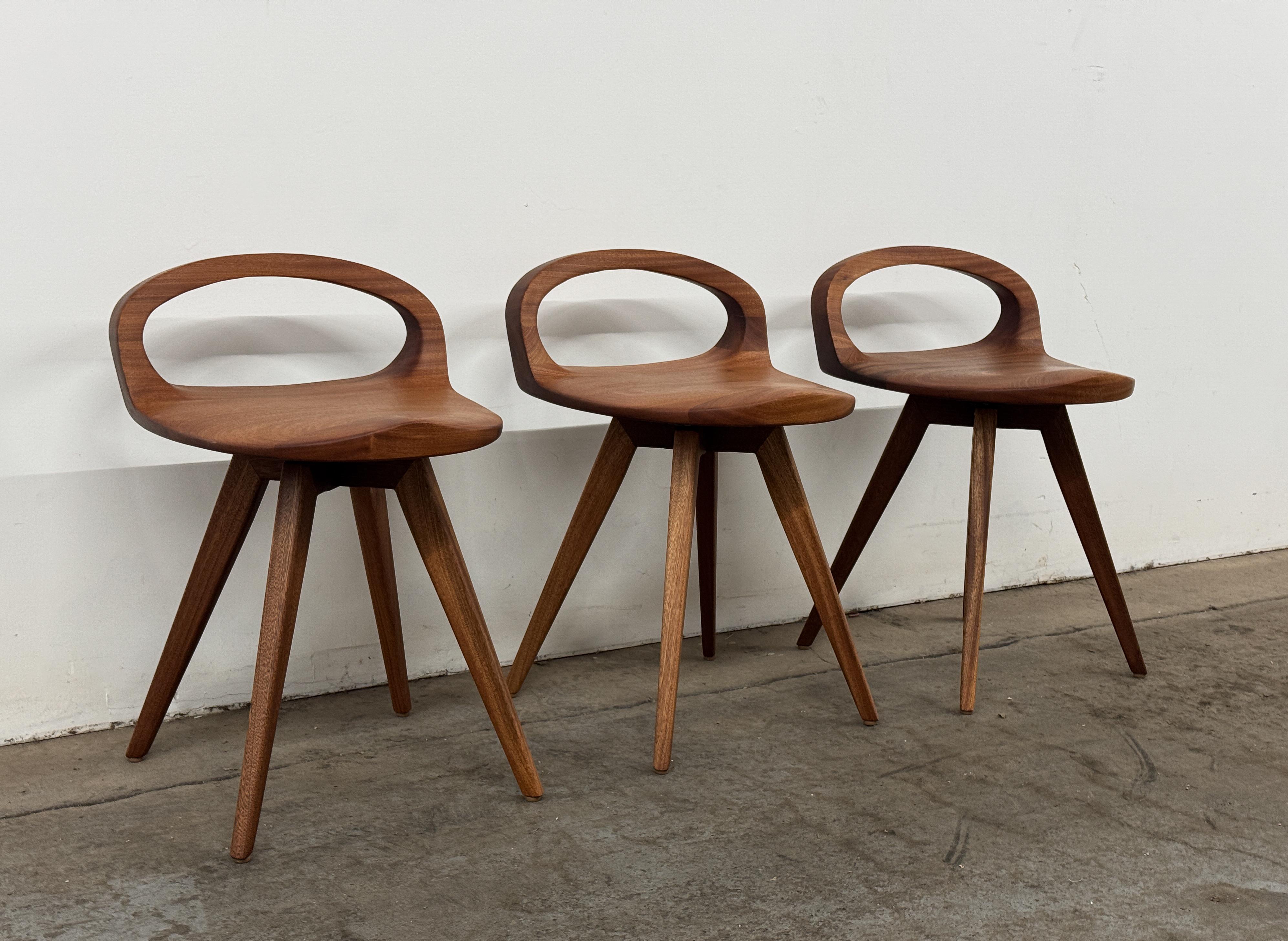 APEX Drehbarer Esszimmerstuhl  Organisch geschnitzter Sitz  Mid Century Modern Stuhl  T (amerikanisch) im Angebot