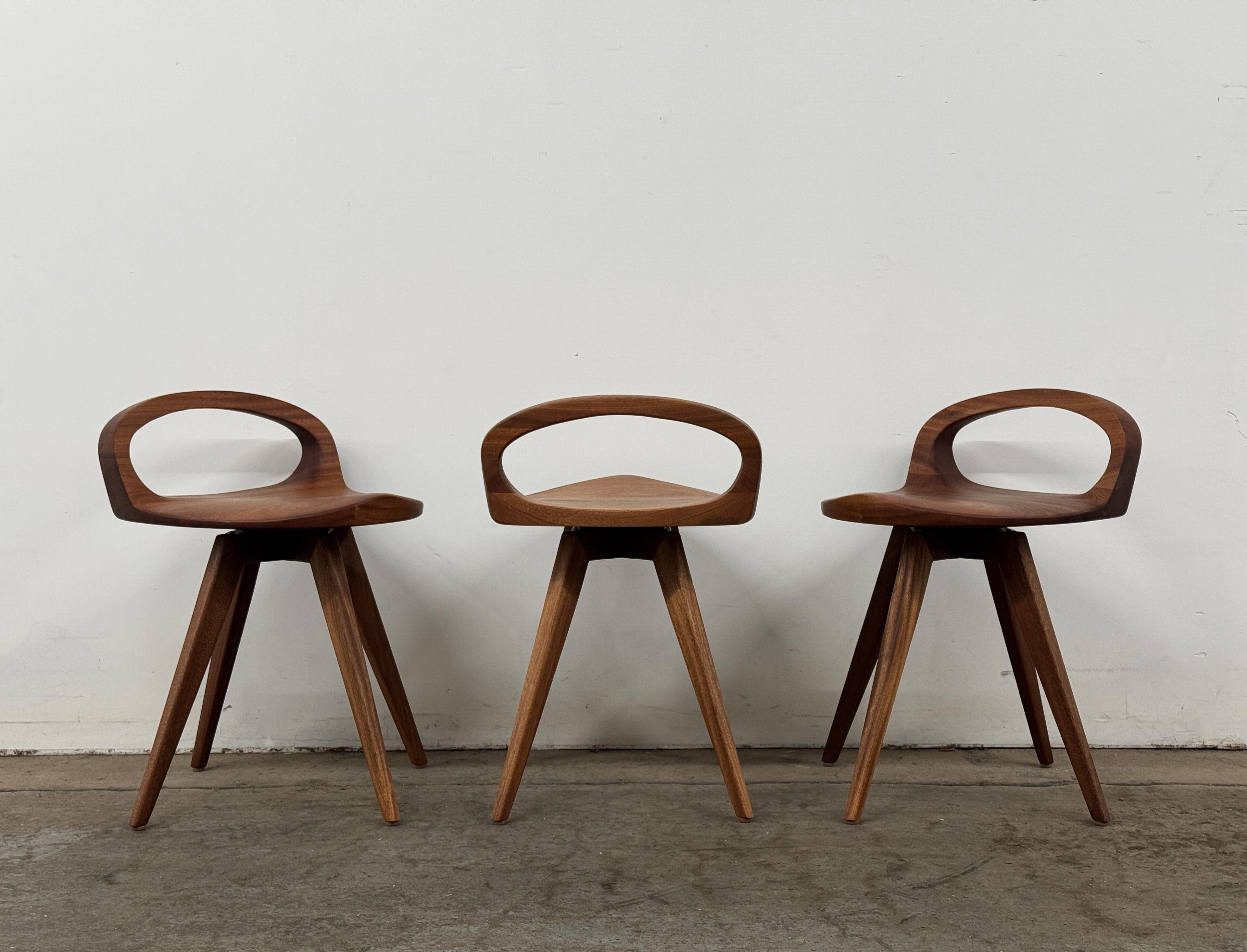 APEX Drehbarer Esszimmerstuhl  Organisch geschnitzter Sitz  Mid Century Modern Stuhl  T im Angebot 1