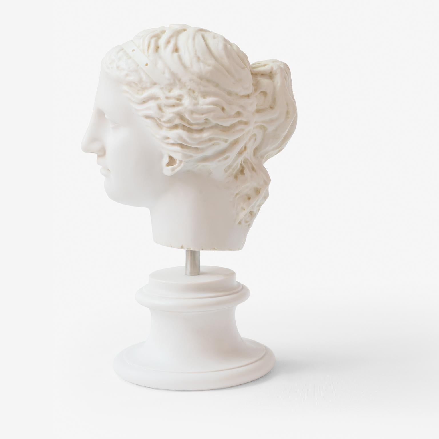Aphrodite Büste  Statue aus komprimiertem Marmor pulverisiert, „Louvre-Museum“ (Gegossen) im Angebot