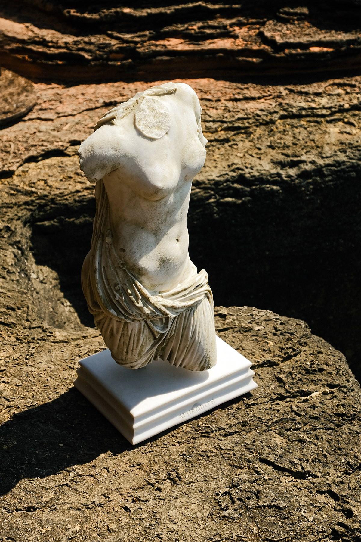 Aphrodite is known as the godess of love and beauty from Greek mythology. In Roman mythology she is called Venus. The original is displayed in the Ephesus Museum.
 
Height: 31.4'' / Width: 13.8'' / Depth: 10.2''/ Weight: 46 kg

-Produced from