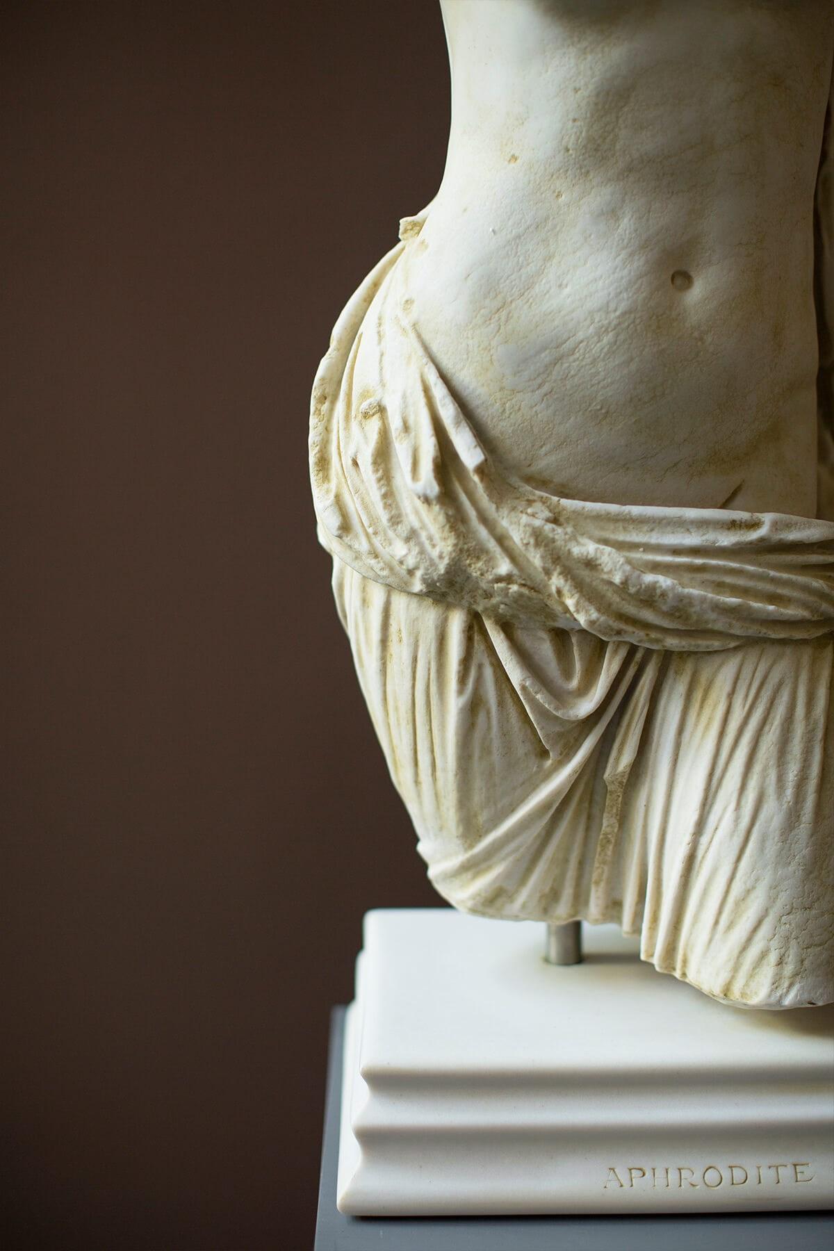 Aphrodite Torso-Statue „Ephesus-Museum“ Pulver aus komprimiertem Marmor (Klassisch-griechisch) im Angebot