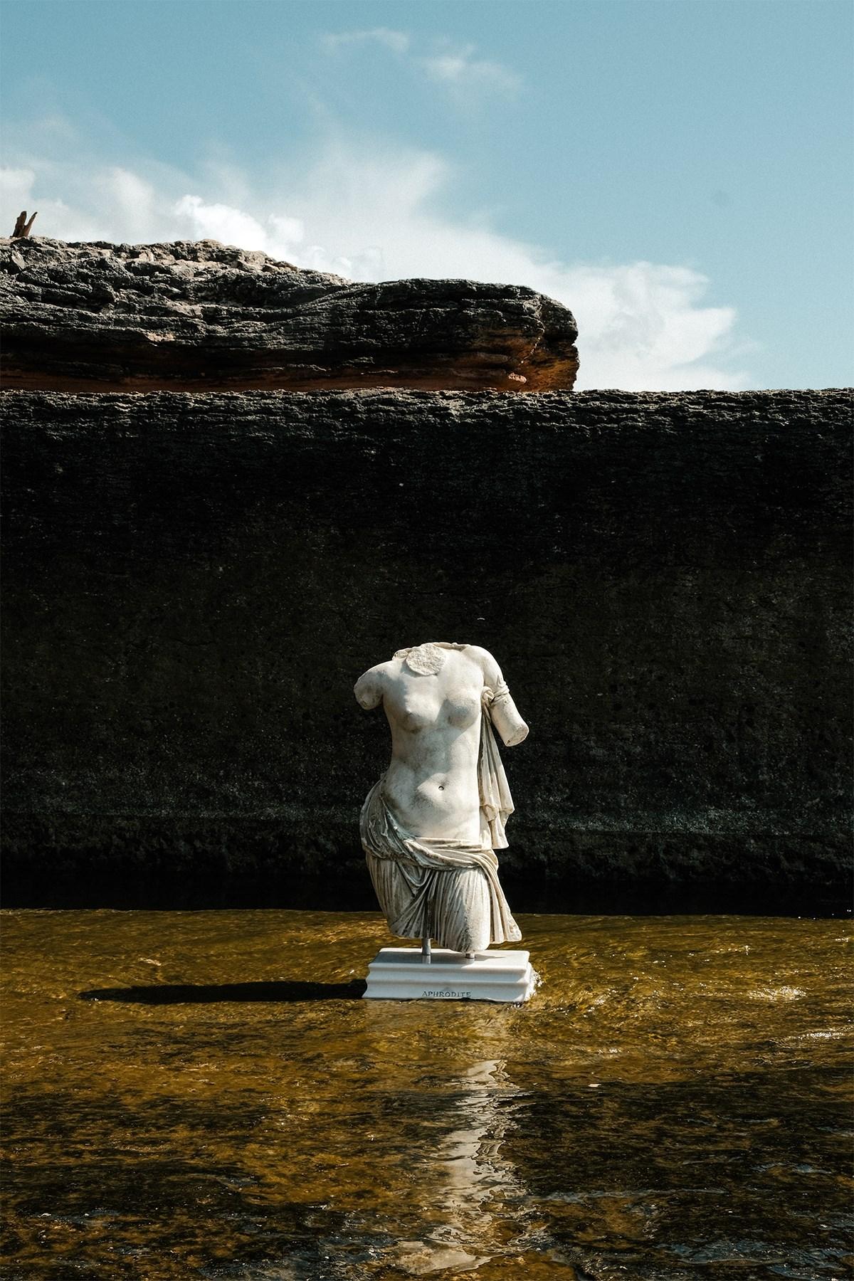 Skulptur „Ephesus-Museum“ mit Aphrodite-Torso-Statue aus komprimiertem Marmor pulver (Klassisch-griechisch) im Angebot