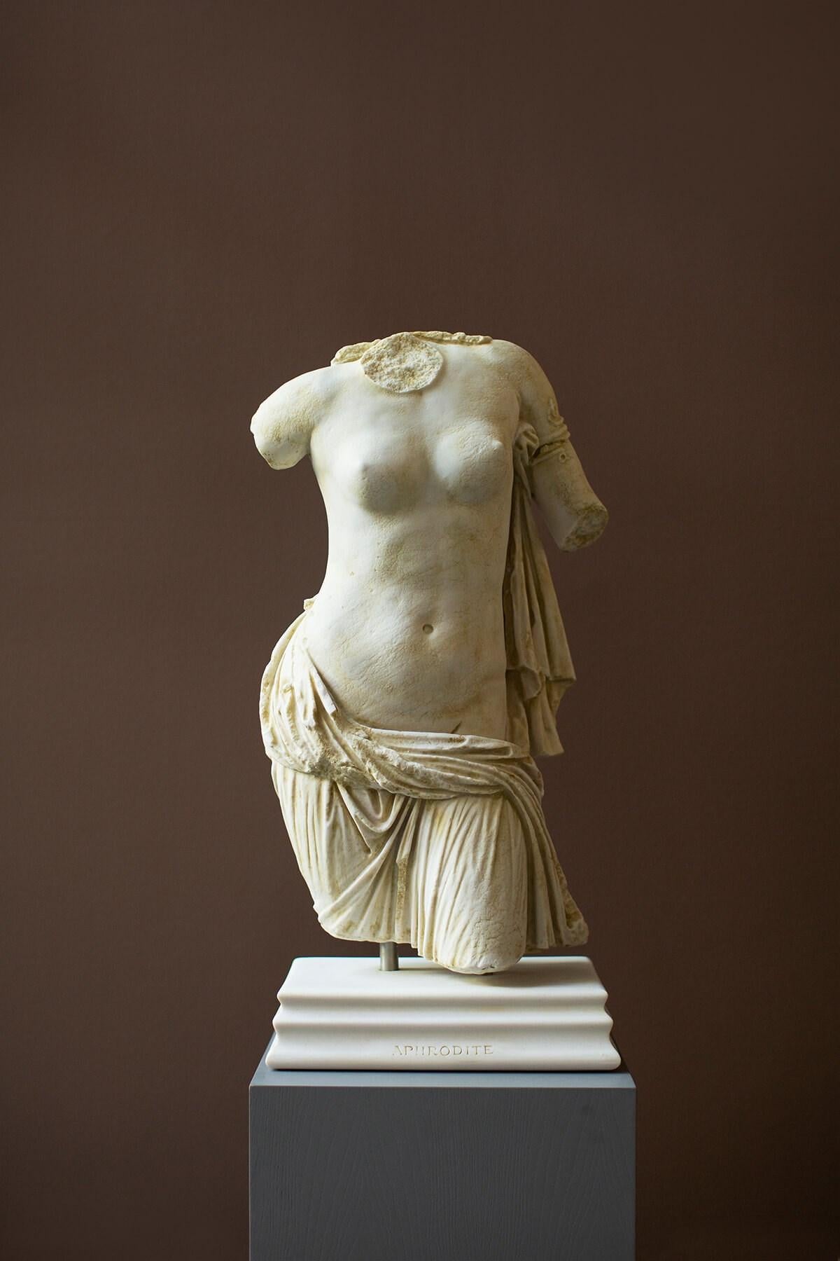 Skulptur „Ephesus-Museum“ mit Aphrodite-Torso-Statue aus komprimiertem Marmor pulver (Gegossen) im Angebot