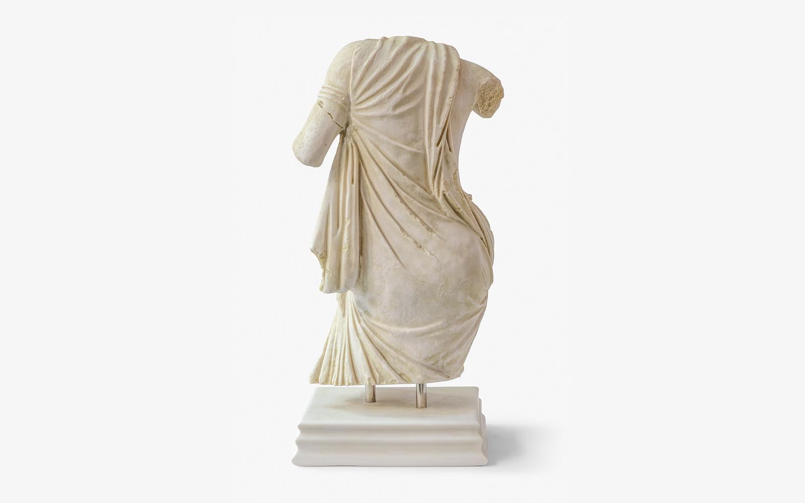 Skulptur „Ephesus-Museum“ mit Aphrodite-Torso-Statue aus komprimiertem Marmor pulver (Metall) im Angebot