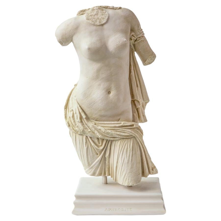 Skulptur „Ephesus-Museum“ mit Aphrodite-Torso-Statue aus komprimiertem Marmor pulver im Angebot