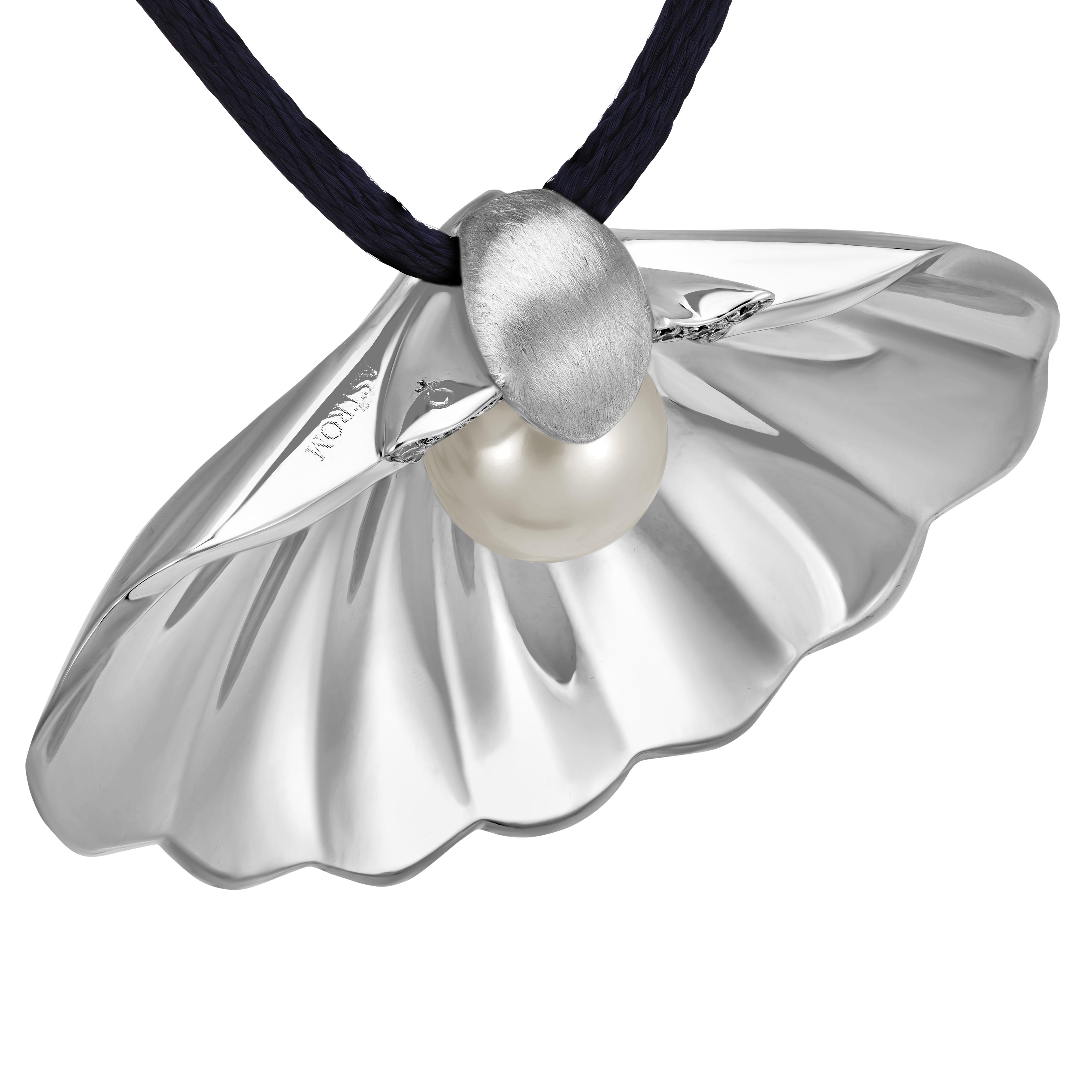Colgante Concha de Afrodita, oro blanco de 18 quilates, perla Akoya y diamantes Corte brillante en venta