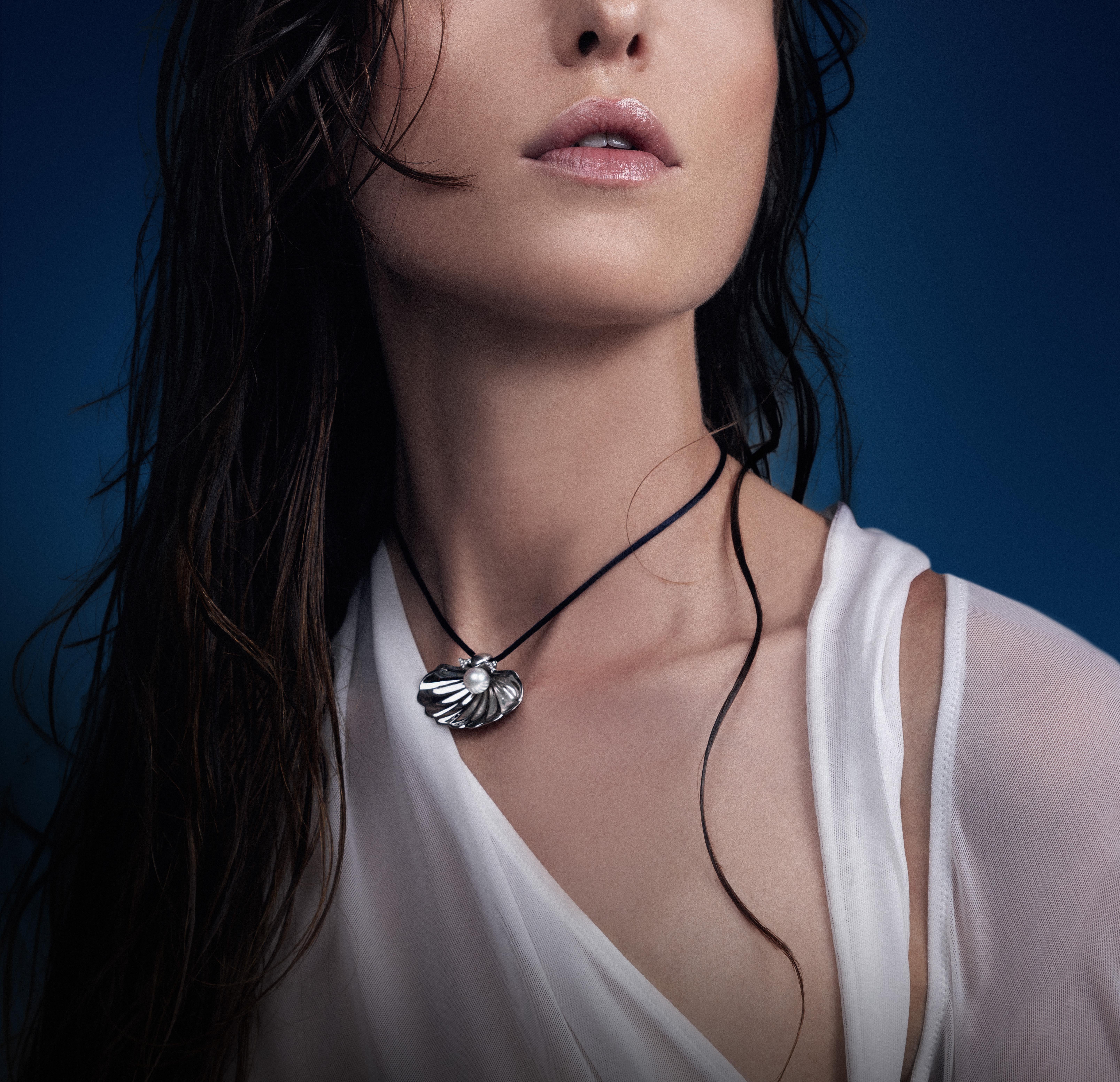 Colgante Concha de Afrodita, oro blanco de 18 quilates, perla Akoya y diamantes en Nuevo estado para la venta en PARIS, FR