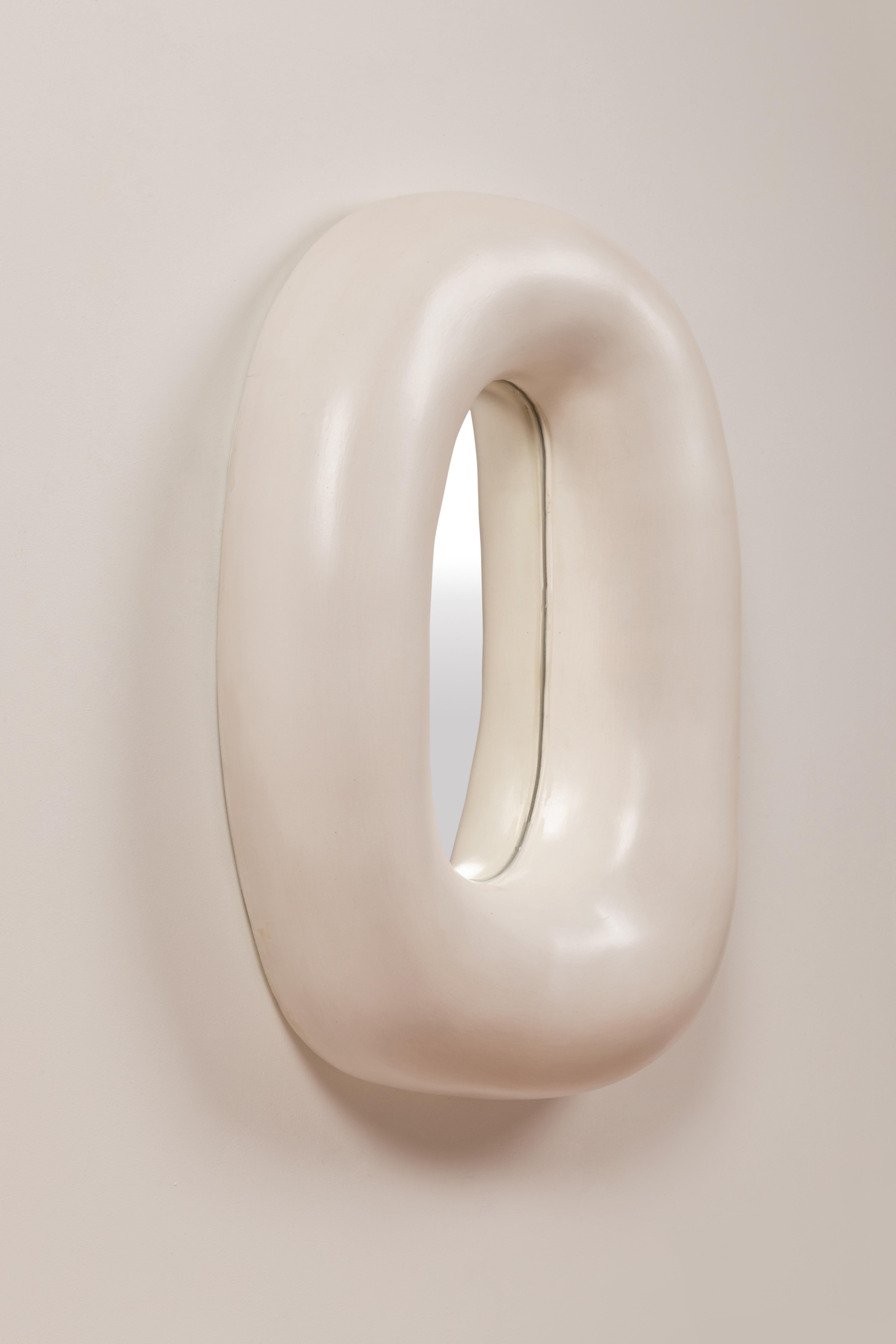 Organischer Ovaler Form Glänzende Keramische Flüssige Kunst Skulpturaler Spiegel von Elsa Foulon (Französisch) im Angebot