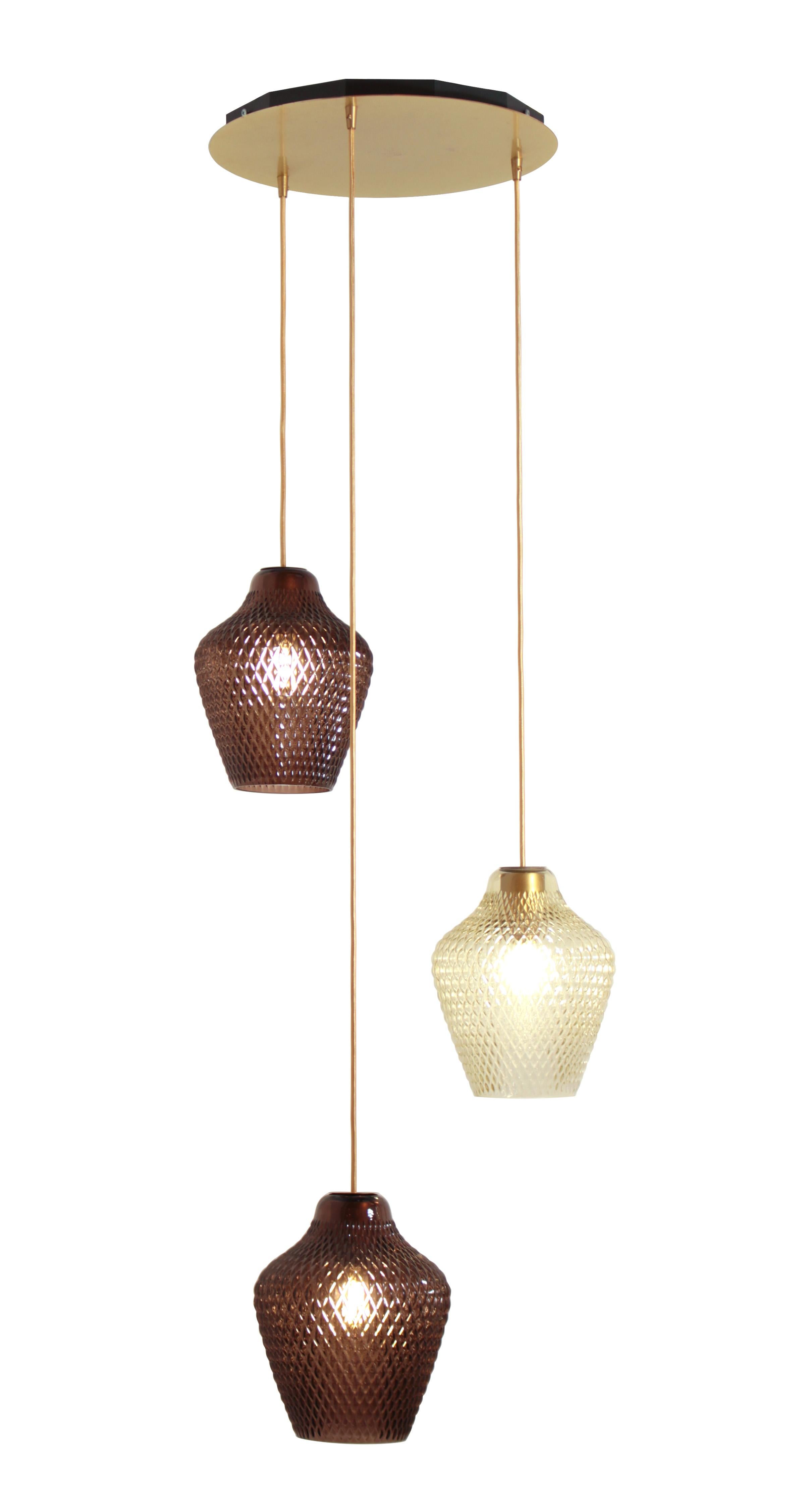 Pendente in vetro soffiato a mano. 3 bicchieri su un baldacchino rotondo di 42 cm in acciaio con finitura in ottone.

Con la sua forma atipica e la sua superficie tagliata in scala, il vetro Api affascina sia dentro che fuori per valorizzare