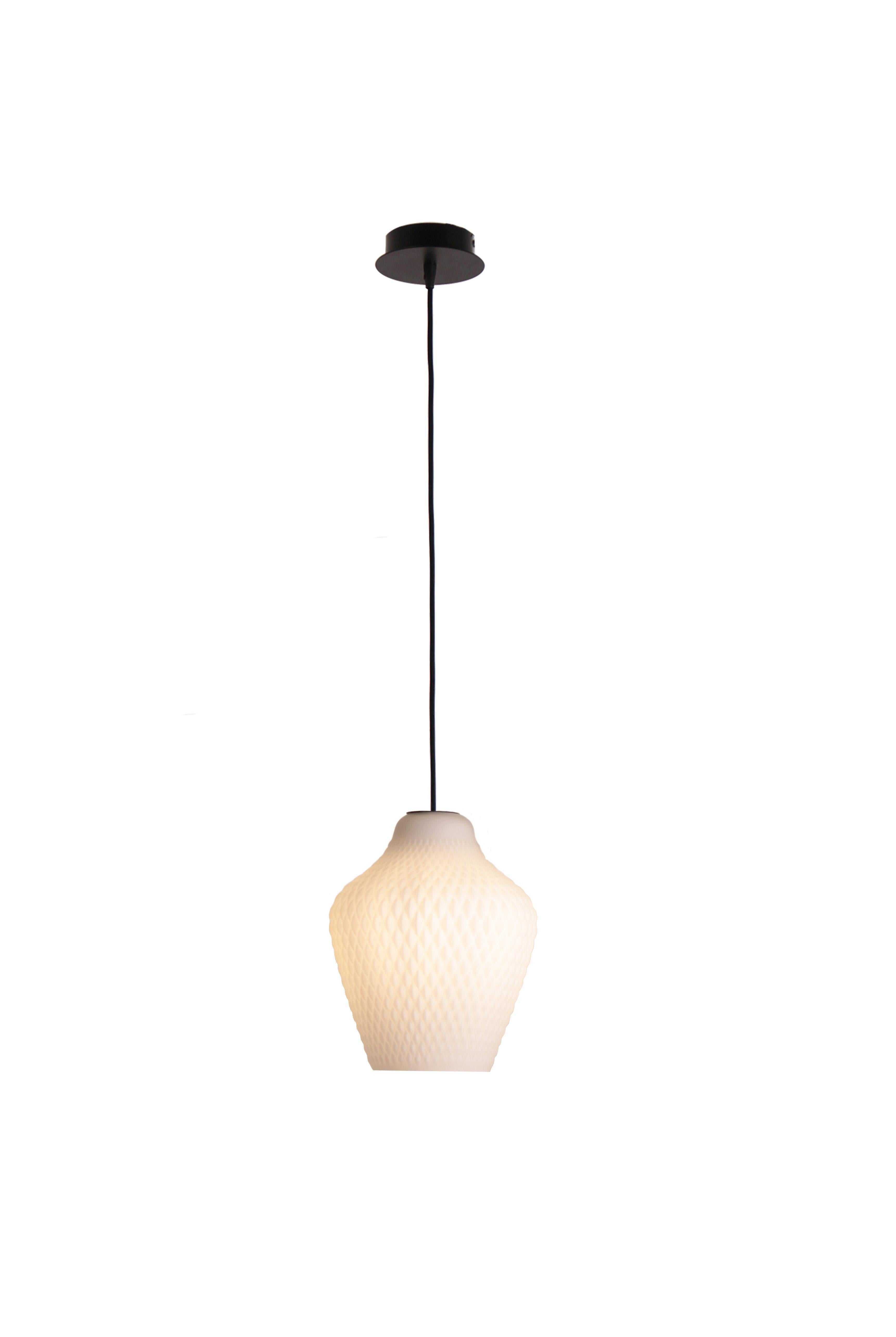 Ciondolo in vetro bianco lucido con un baldacchino rotondo nero opaco di 12 cm e un cavo in tessuto nero.

Con la sua forma atipica e la sua superficie tagliata in scala, il vetro Api affascina sia dentro che fuori per valorizzare qualsiasi