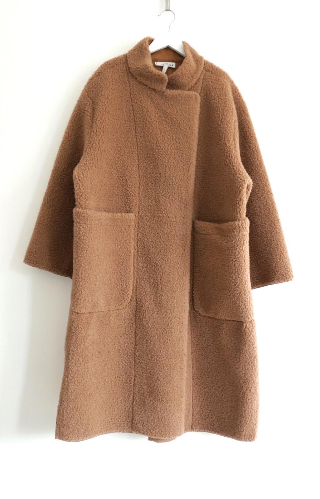 Abrigo de peluche súper cómodo de Apiece Apart Cloud Walk. Comprada por 600 £ y usada un puñado de veces. Confeccionada en piel sintética de lana y acrílico de color camel, muy agradable al tacto, con un sedoso interior de ante sintético y detalles