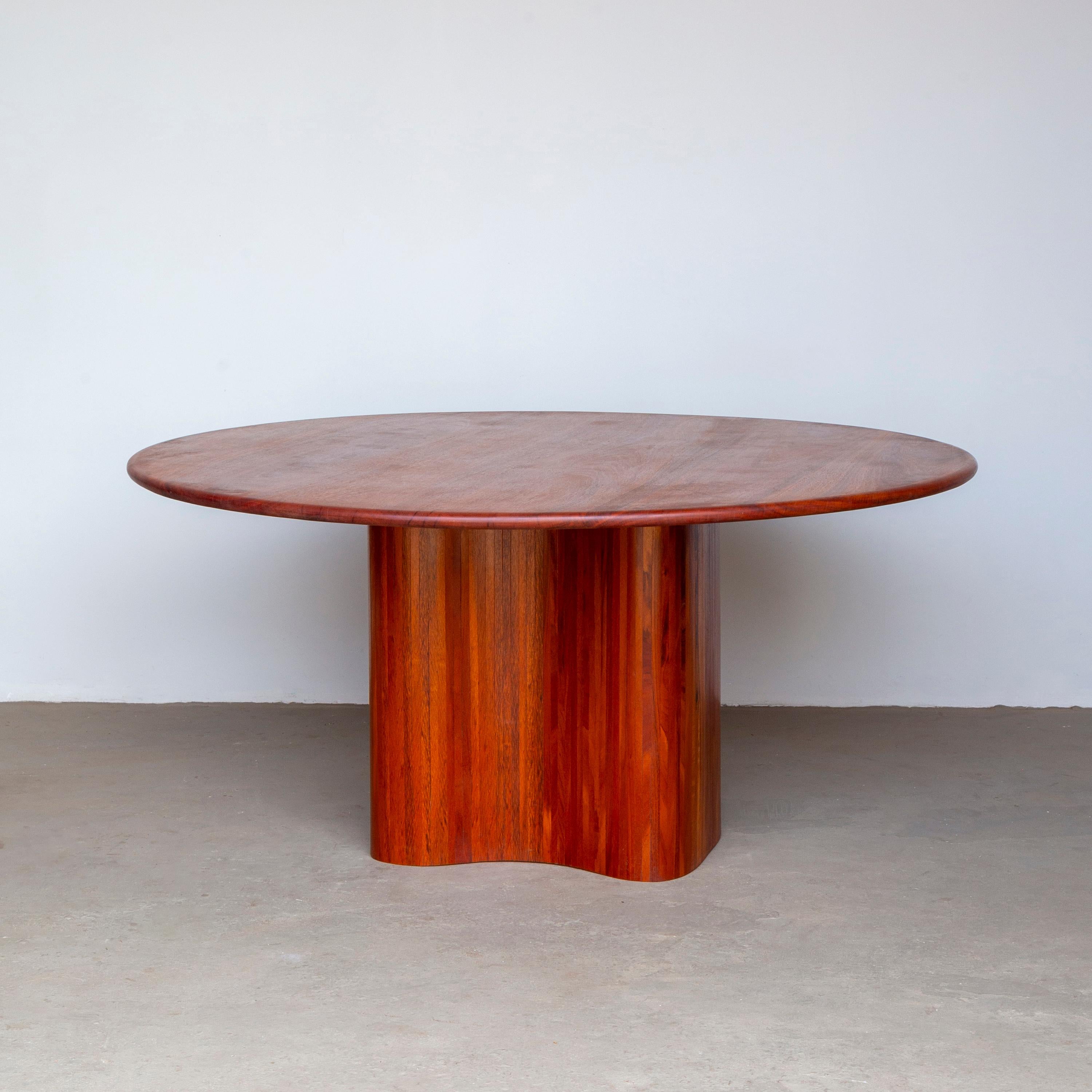 Tavolo da pranzo Apis Roud di Estudio Prosa
Dimensioni: D 160 x H 75 cm (6 posti a sedere)
Materiali: Wood. 

Lo studio Prosa è uno spazio formato da architetti, designer e falegnami che cercano il miglior sviluppo nella coesistenza delle loro aree,