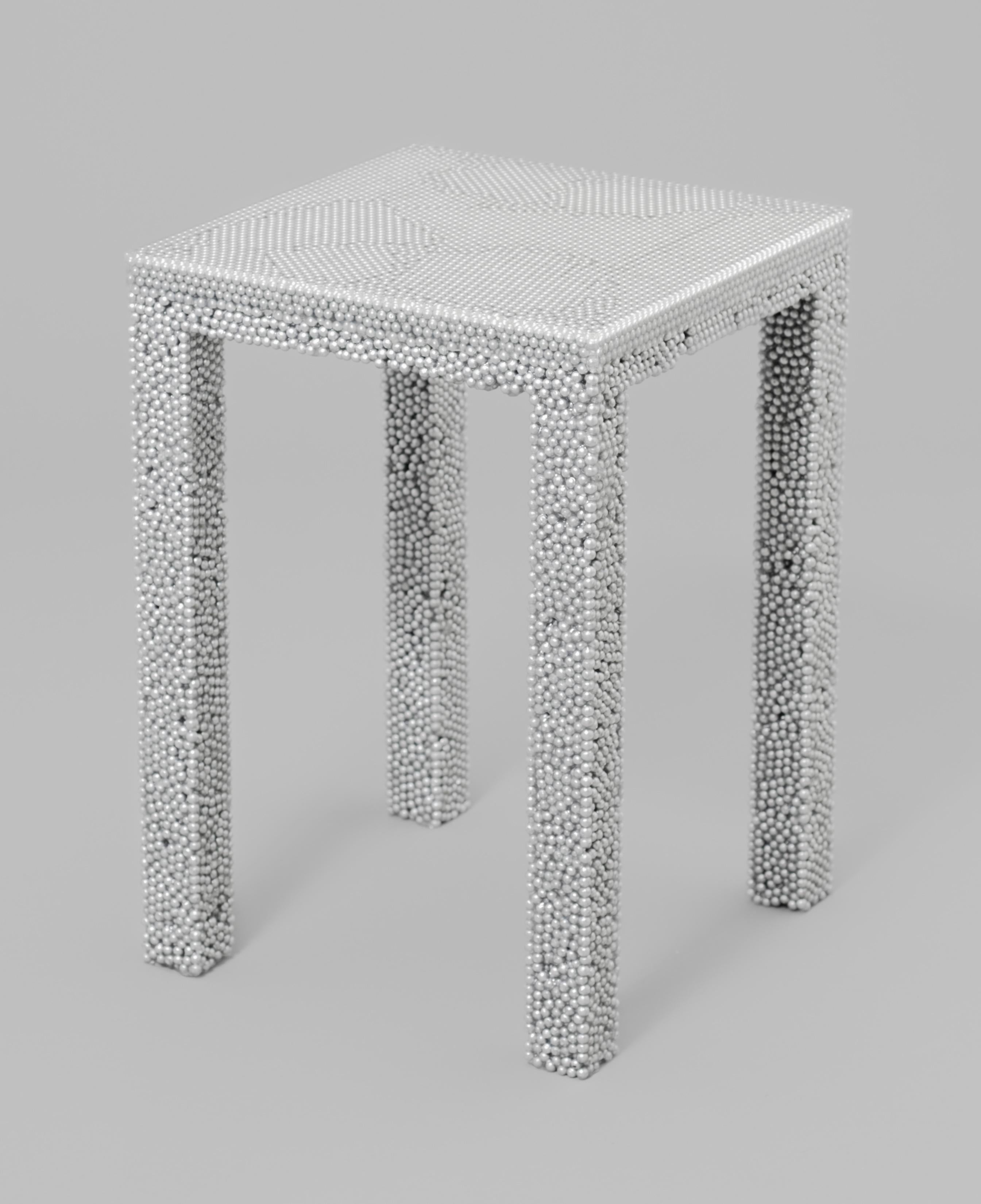 Sgabello APM di Philipp Aduatz
Edizione limitata di 5 esemplari
Dimensioni: D 30 x L 30 x H 43 cm
Materiali: Trentamila proiettili di plastica, resina.
Ogni pezzo è unico

Con lo sgabello APM Philipp Aduatz ha creato una sedia sperimentale che