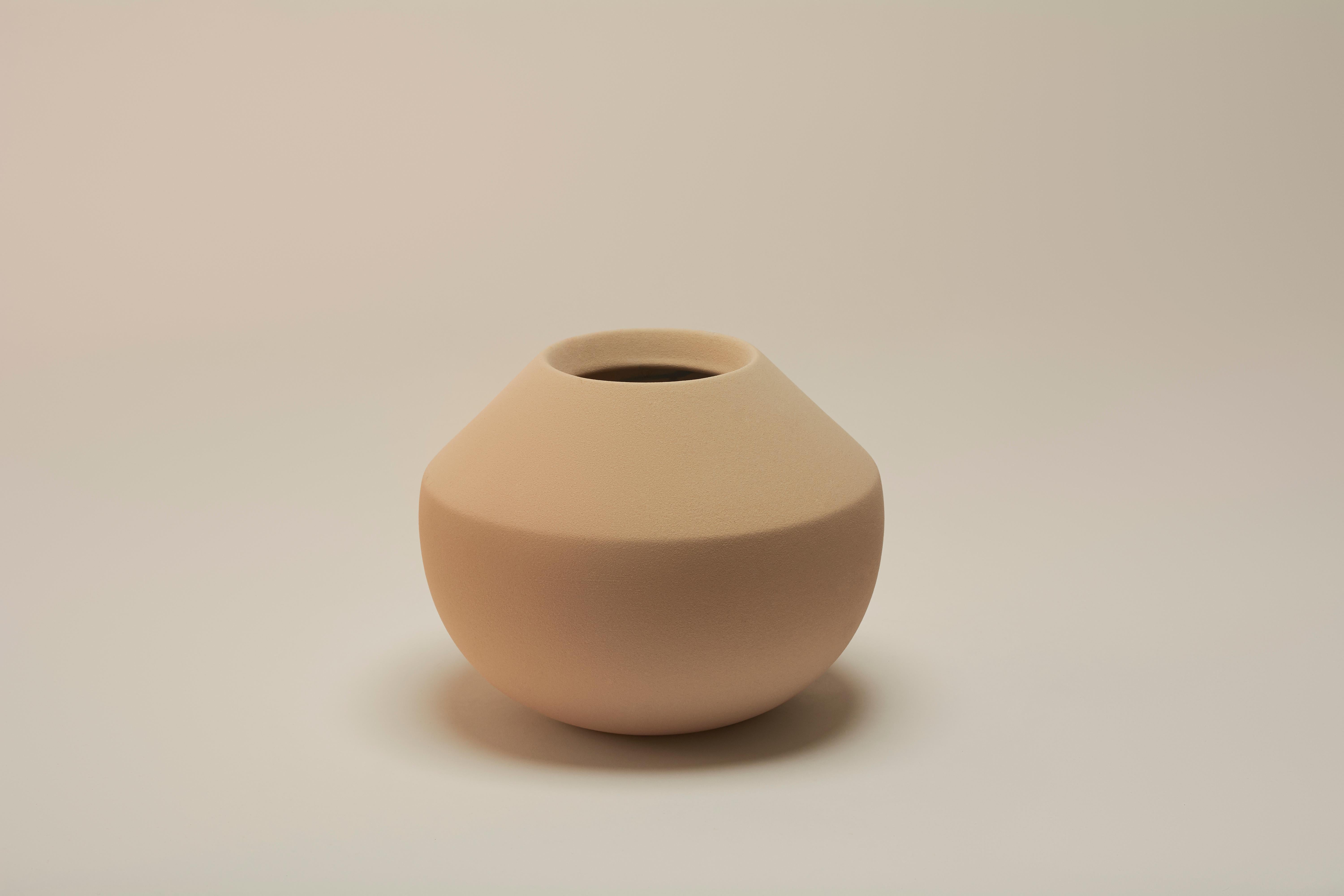 Apo-Vase von Lilia Cruz Corona Garduño
Abmessungen: B 19 x T 19 x H 16 cm
MATERIALIEN: Hochtemperaturkeramik (Steinzeug) und keramische Glasur

Das Studio Platalea ist aus einer Leidenschaft für Kunst und Design entstanden. Wir finden es toll, dass
