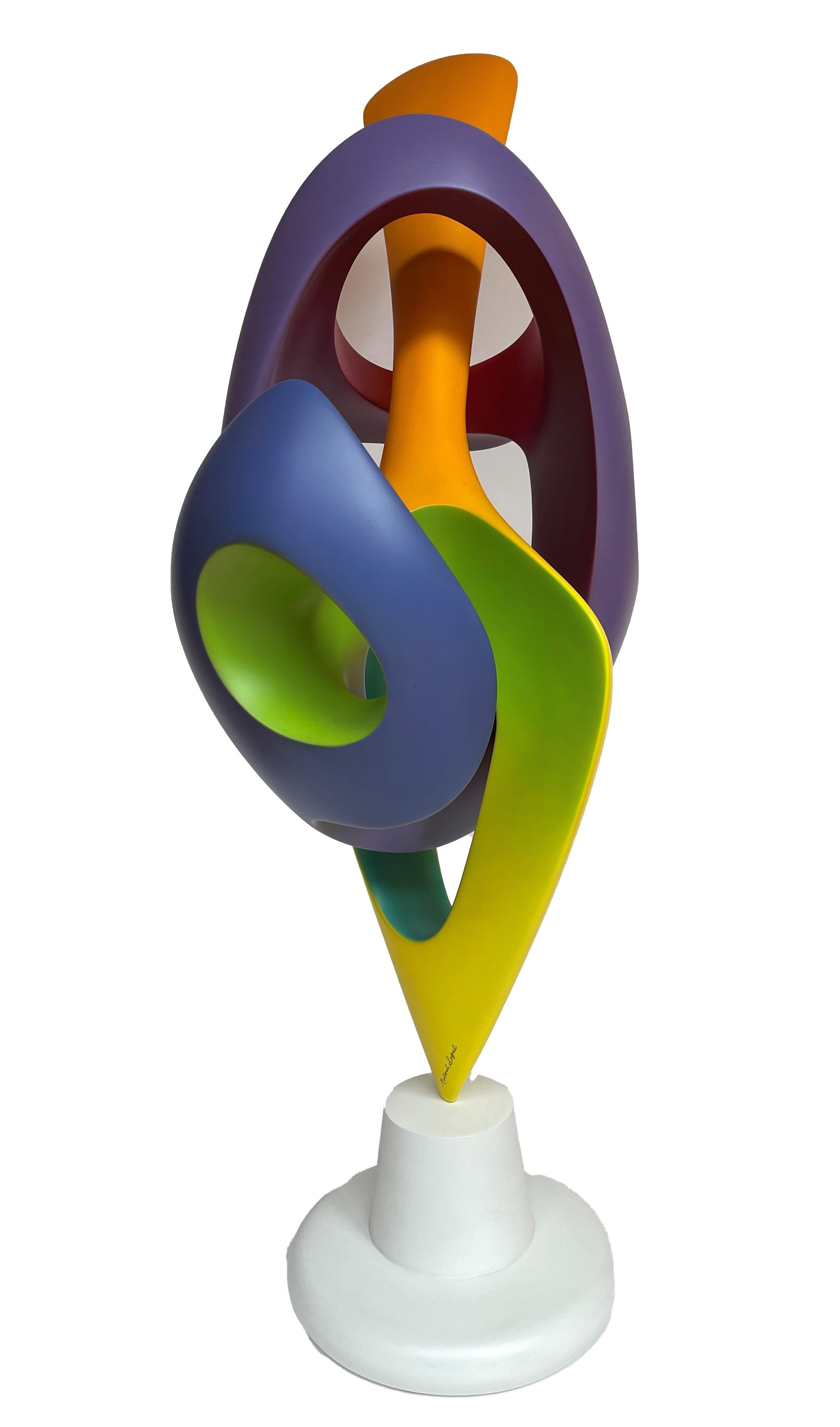 La scultura astratta di Robert Segal offre un terreno particolarmente fertile per sperimentare forme, colori, proporzioni e tecniche. An He si allontana dai metodi di scultura non tradizionali utilizzando tecniche di produzione industriale,