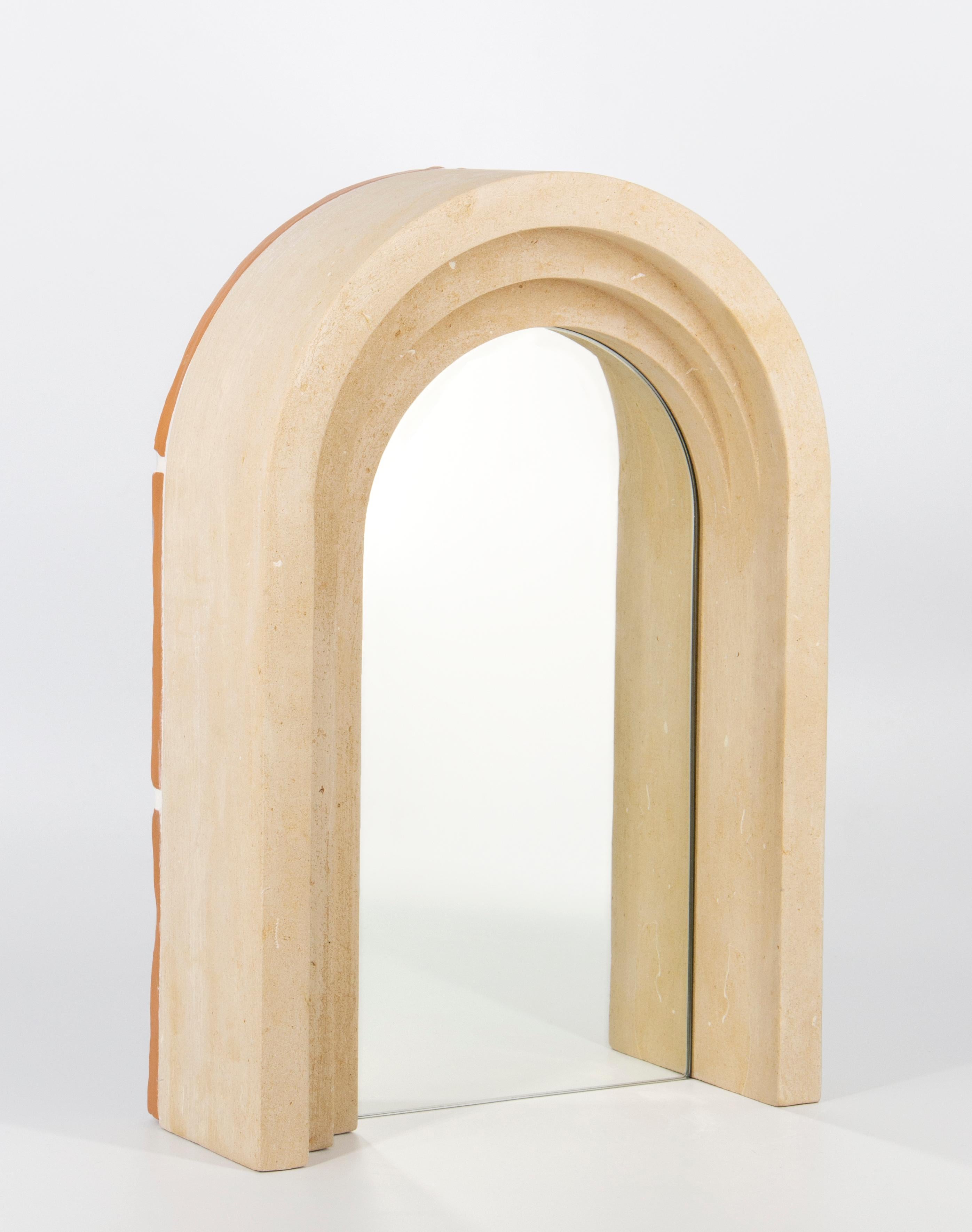 La collezione Apollineo fonde elementi classici e contemporanei per definire un'estetica unica ispirata all'architettura e alle vibrazioni mediterranee. Volumi puri baciati dal sole, forme segnate dal tempo, corrose dall'acqua e dal vento. I loro