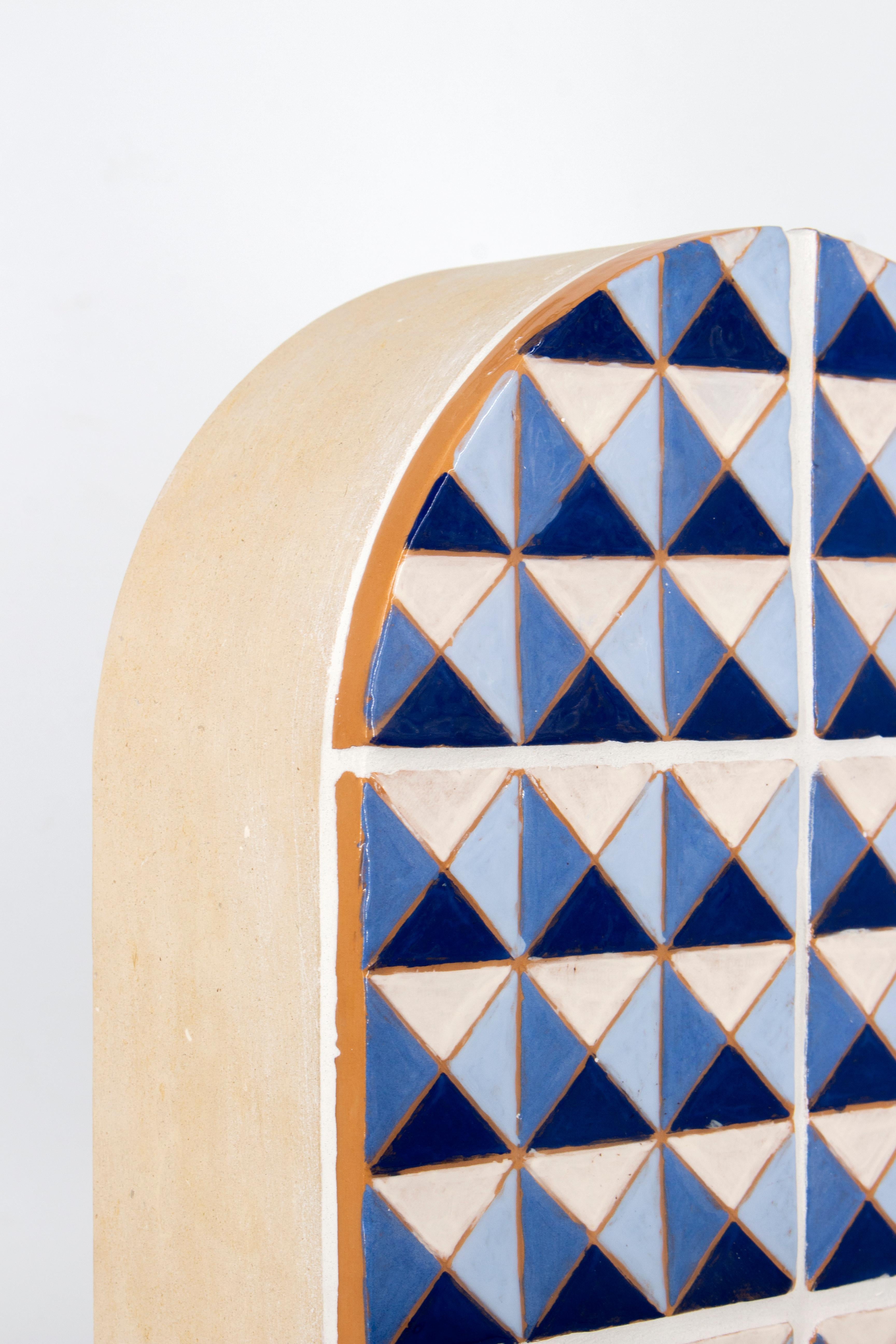 Italiano Specchio da tavolo contemporaneo Apollineo in pietra leccese e maiolica dipinta a mano in vendita