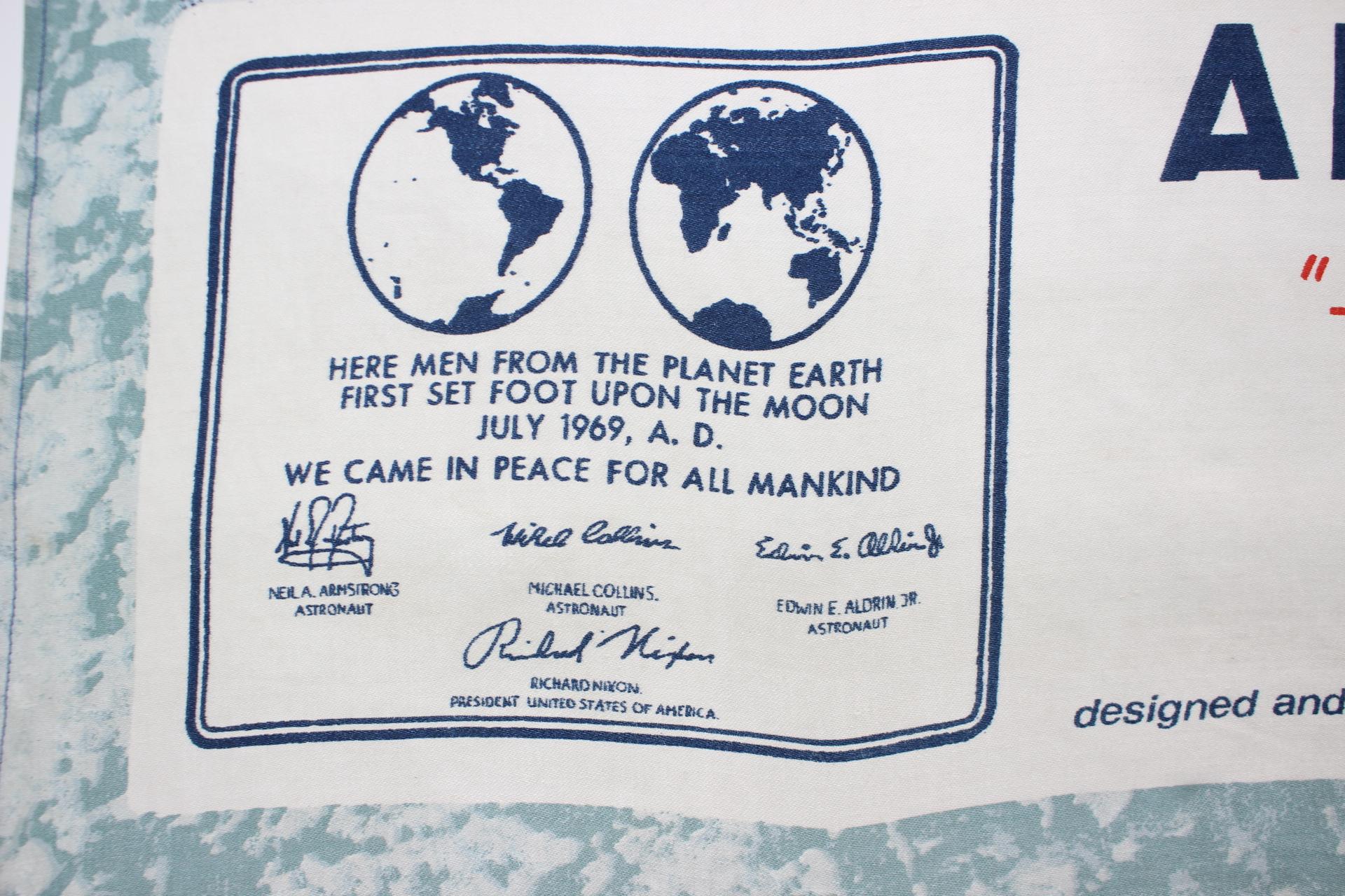 Apollo 11 Fitst on the Moon Texoprint Cloth Fabric Neil Armstrong NASA Vtg In Good Condition For Sale In Praha, CZ