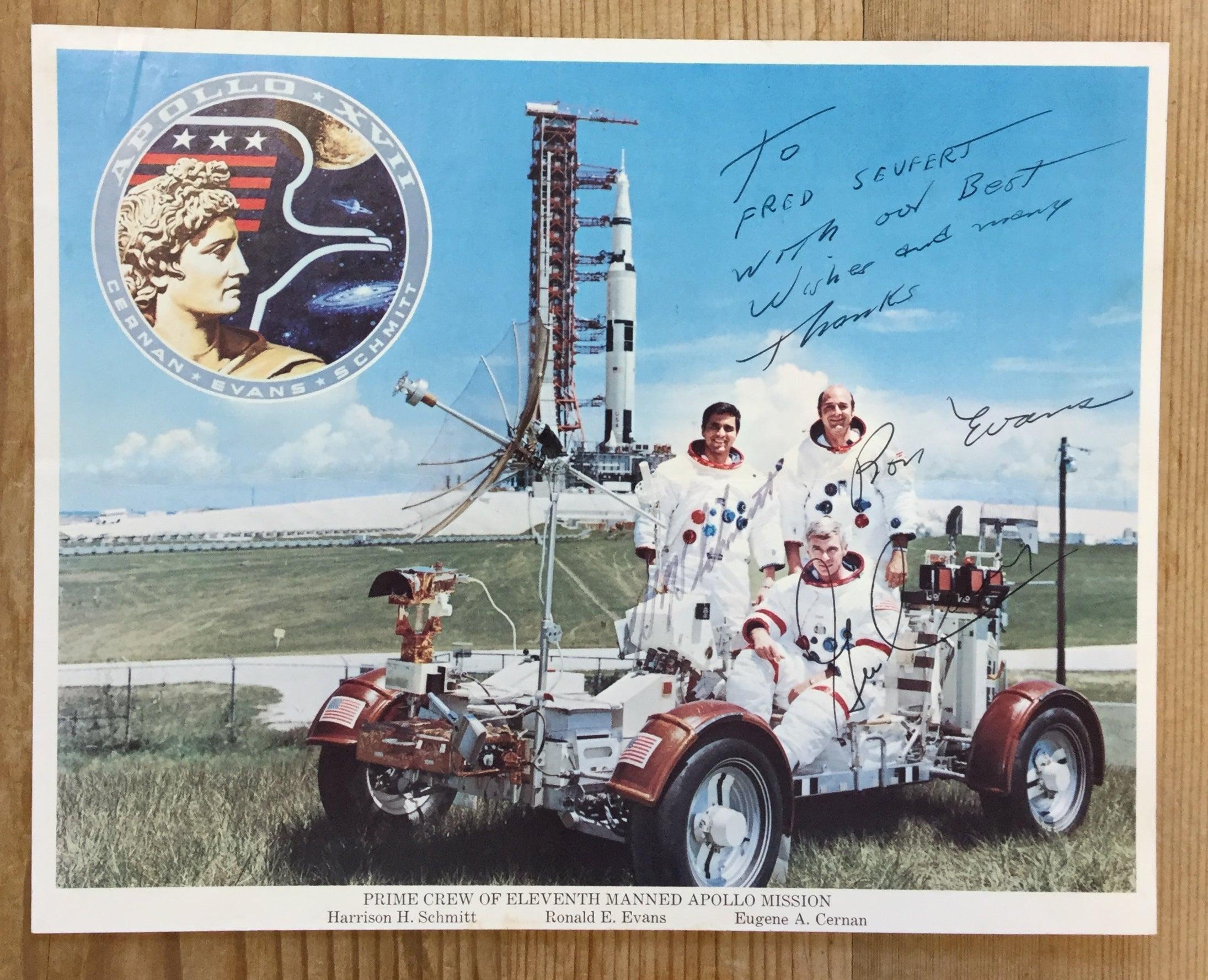 Ein von der NASA-Besatzung signiertes Farbfoto von Apollo 17
Die Apollo-17-Mission von 1972 war der bis heute letzte bemannte Mondflug. Daher ist dieses Foto von den letzten Menschen signiert, die das Gefühl hatten, die Mondoberfläche zu