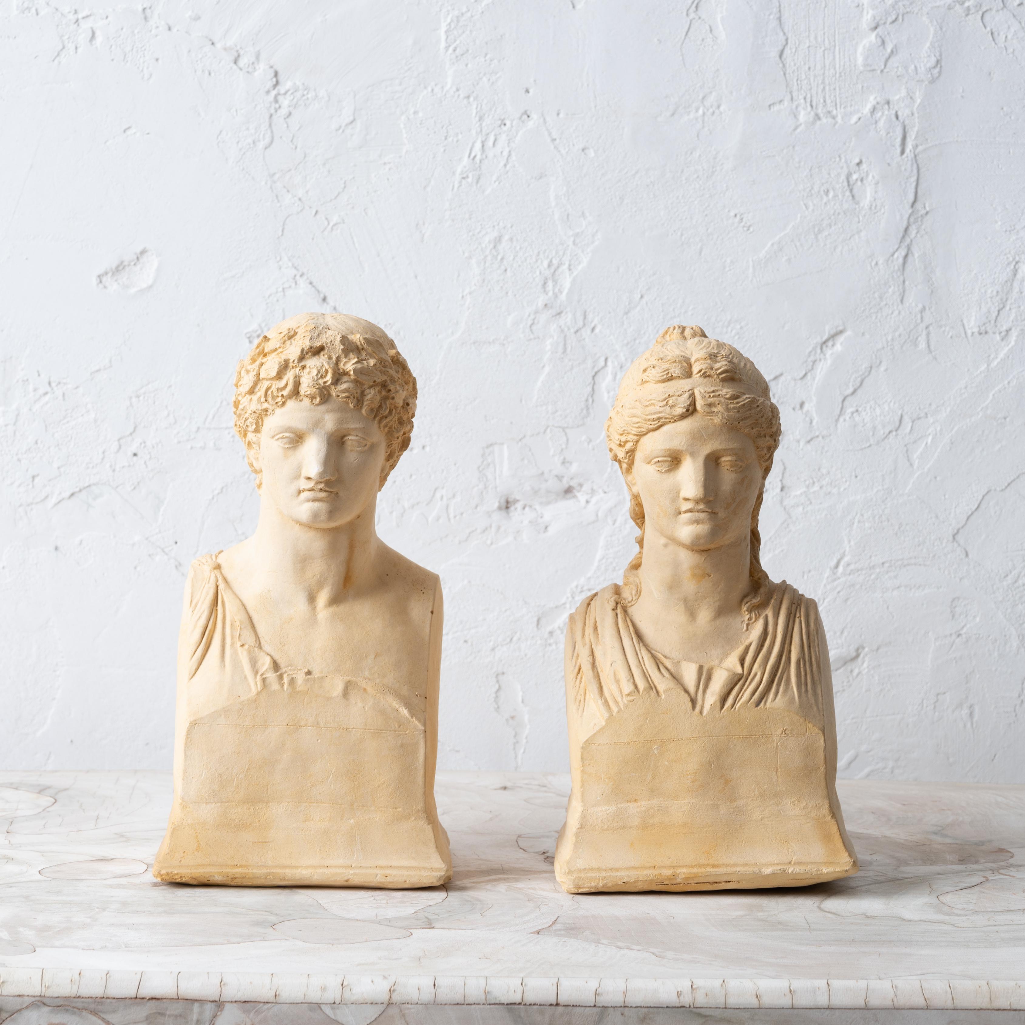 Coppia di busti in gesso moderni da grand tour raffiguranti Apollo e Diana, circa 1940. 

5 ½ pollici di larghezza per 4 ¼ di profondità per 10 ½ di altezza

Nel complesso buono, con qualche scolorimento e difetti di produzione.