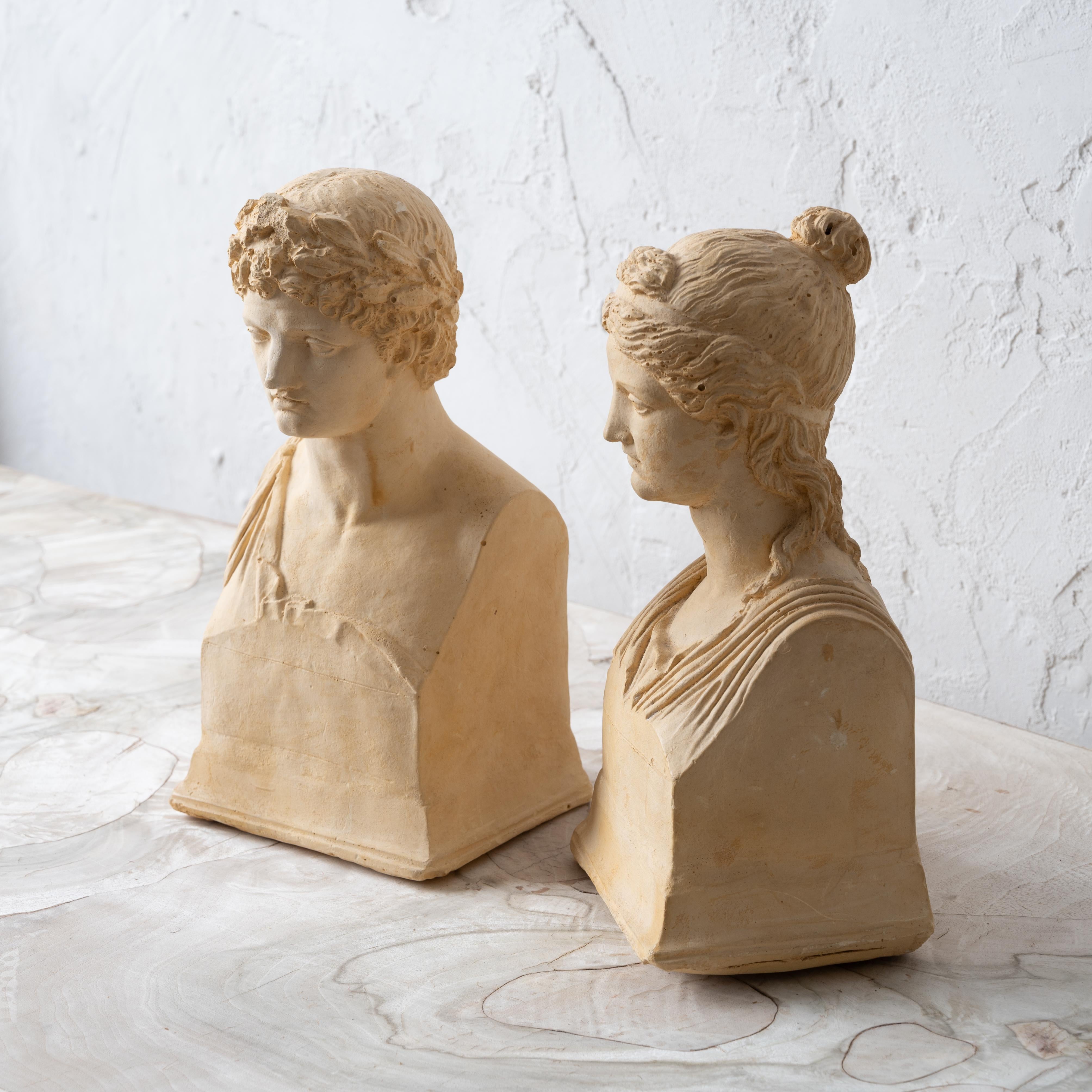 Metà XX secolo Busti in gesso di Apollo e Diana in vendita