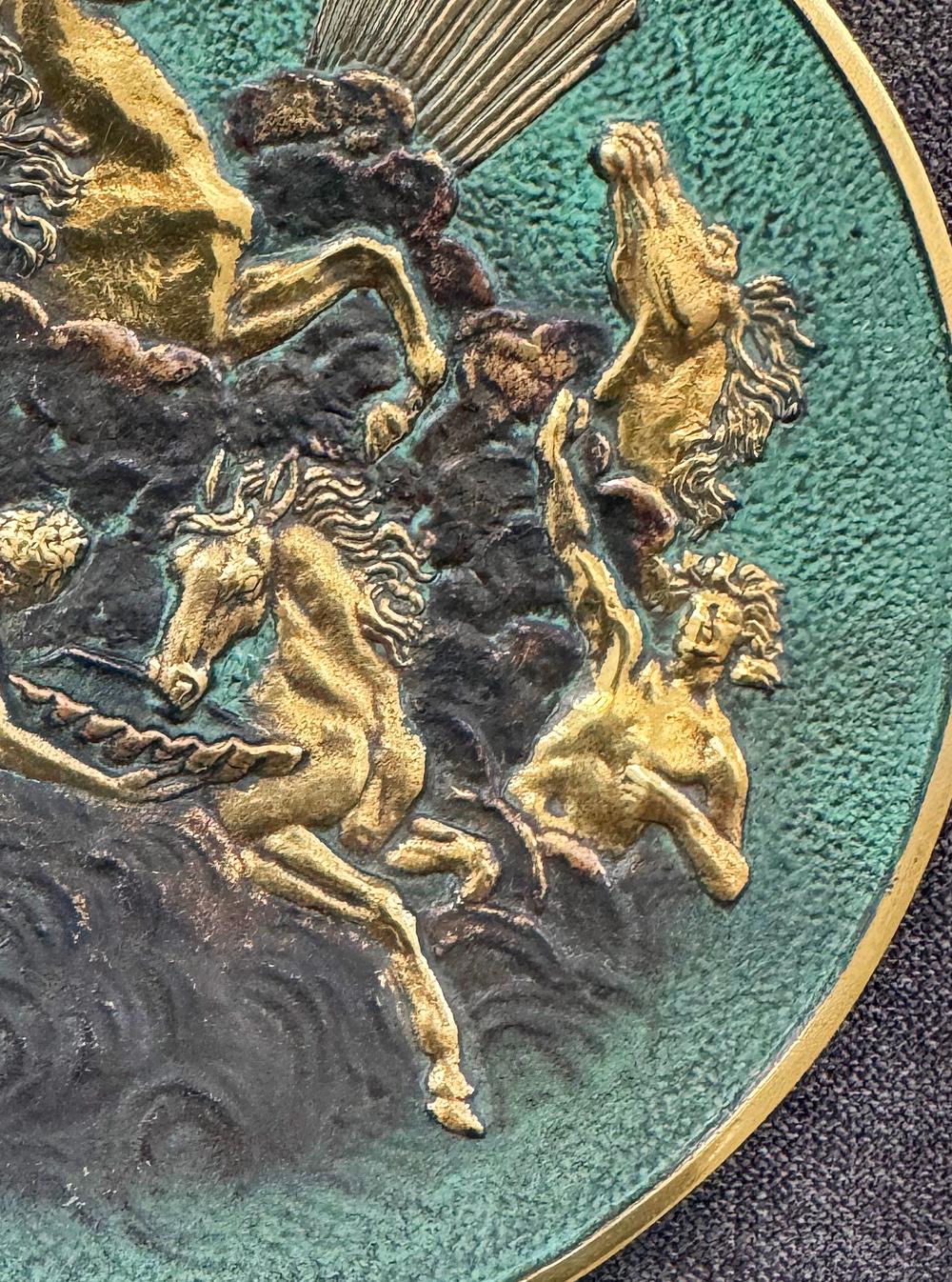 Casi barroco por la energía y el movimiento de la escena que representa, este plato con pie Art Decó de Max Le Verrier representa una escena salvaje: Apolo en su carro conducido por varios caballos encabritados, enmarcado por nubes oscuras entre las
