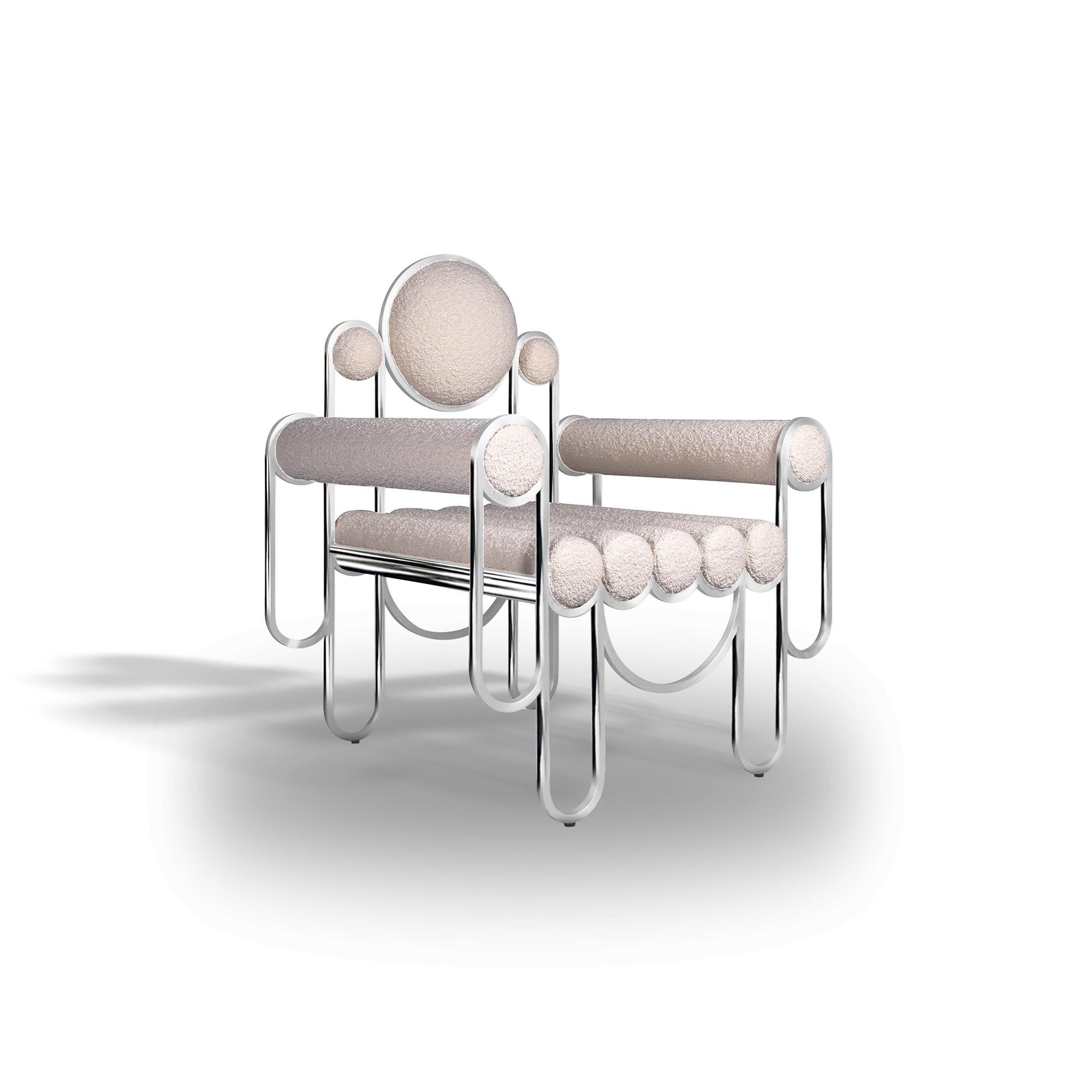 Le fauteuil Apollo poursuit l'évolution de la famille de design Apollo, en ajoutant un élégant dossier au fauteuil, présentant une autre combinaison contrastée de travail de ferronnerie complexe et de tissu d'ameublement confortable. Le dossier est