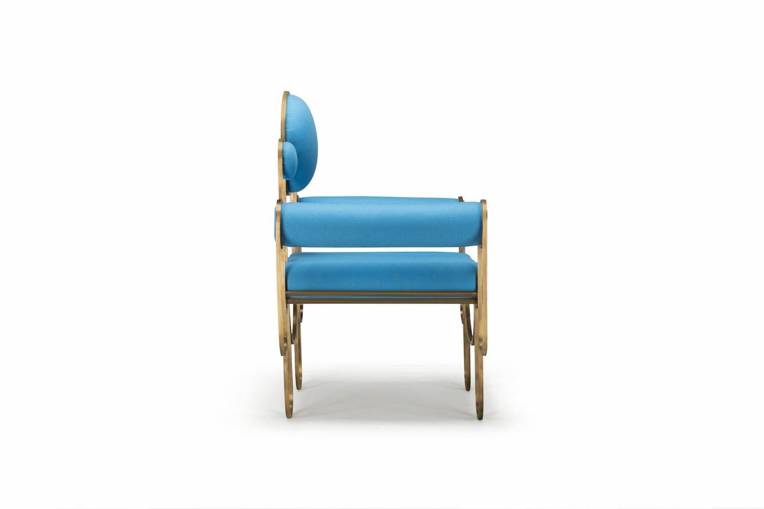 Apollo-Sessel mit dunklem Messinggestell und blauer Wolle von Lara Bohinc (Metallarbeit) im Angebot