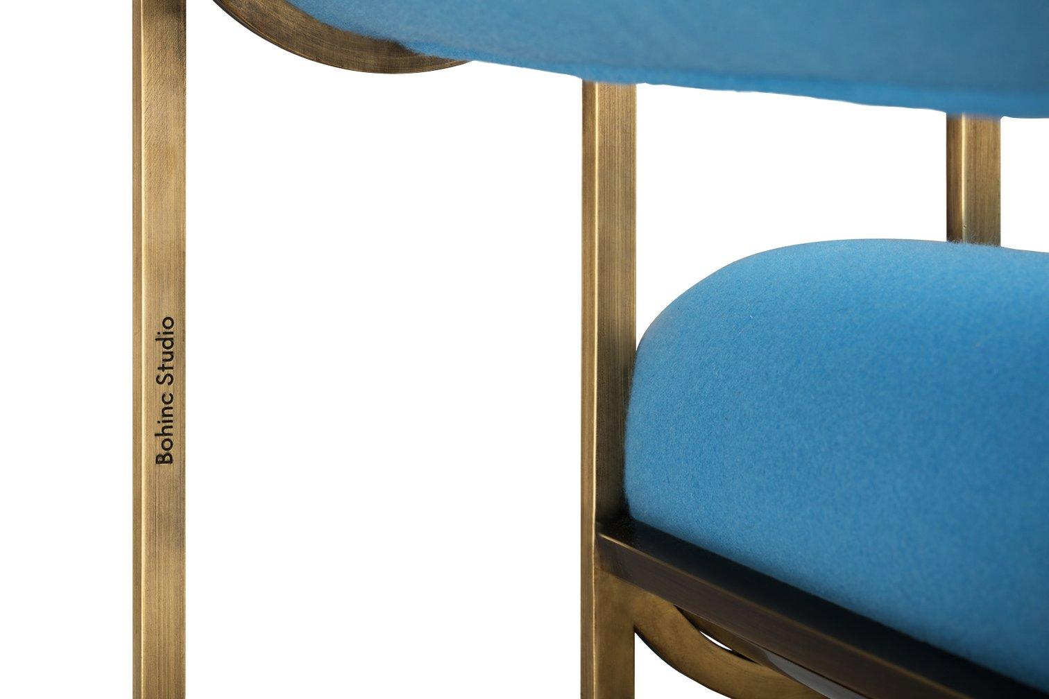 Apollo-Sessel mit dunklem Messinggestell und blauer Wolle von Lara Bohinc (21. Jahrhundert und zeitgenössisch) im Angebot