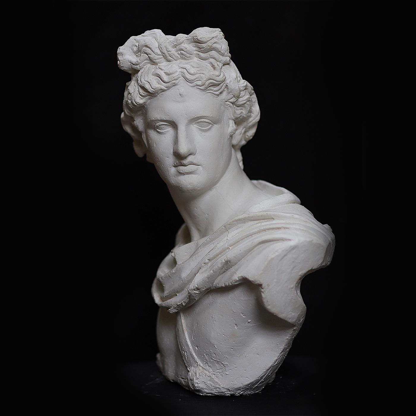 Diese prächtige Büste von Apollo, dem griechischen Gott der Kunst, Medizin und Musik, ist direkt von den klassischen Marmorstatuen der römischen Tradition inspiriert. Der überwältigende Gott erscheint hier im Profil, ein strenger Blick auf diesem