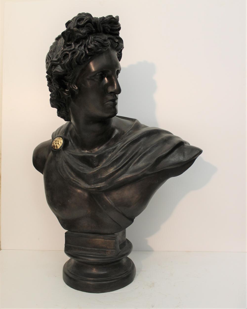 Apollo bronze sculpture, 20th century. Dimensions:80x55x32 cm. Additional photos and information can be requested Scultura di Apollo in bronzo, XX secolo. Dimensioni: 80x55x32 cm.