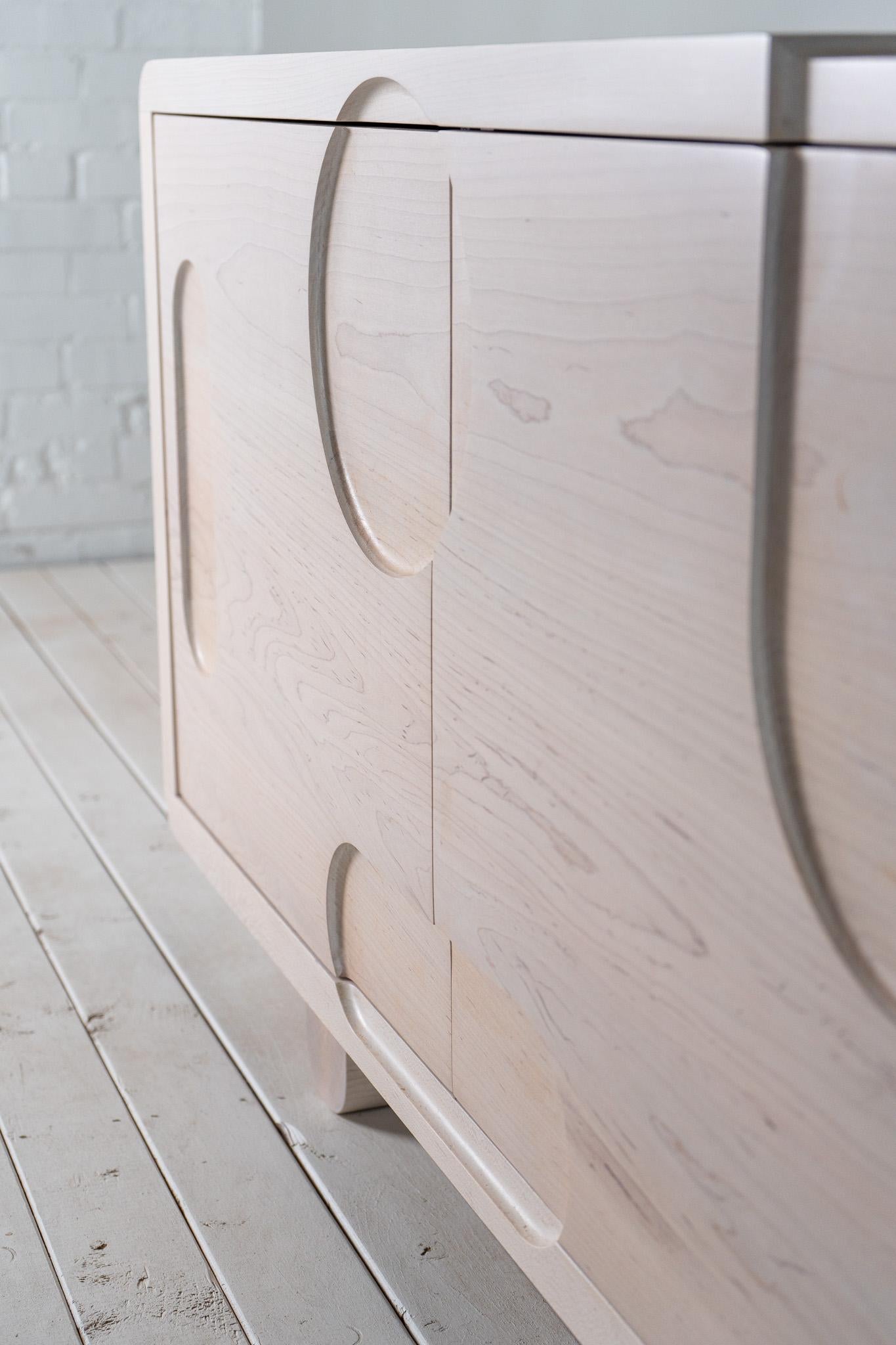 L'armoire Apollo est une pièce que nous expérimentons depuis un certain temps et que nous avons hâte de partager avec vous.

Elle sort un peu de notre style habituel, mais nous voulions créer une pièce un peu plus fantaisiste - quelque chose qui