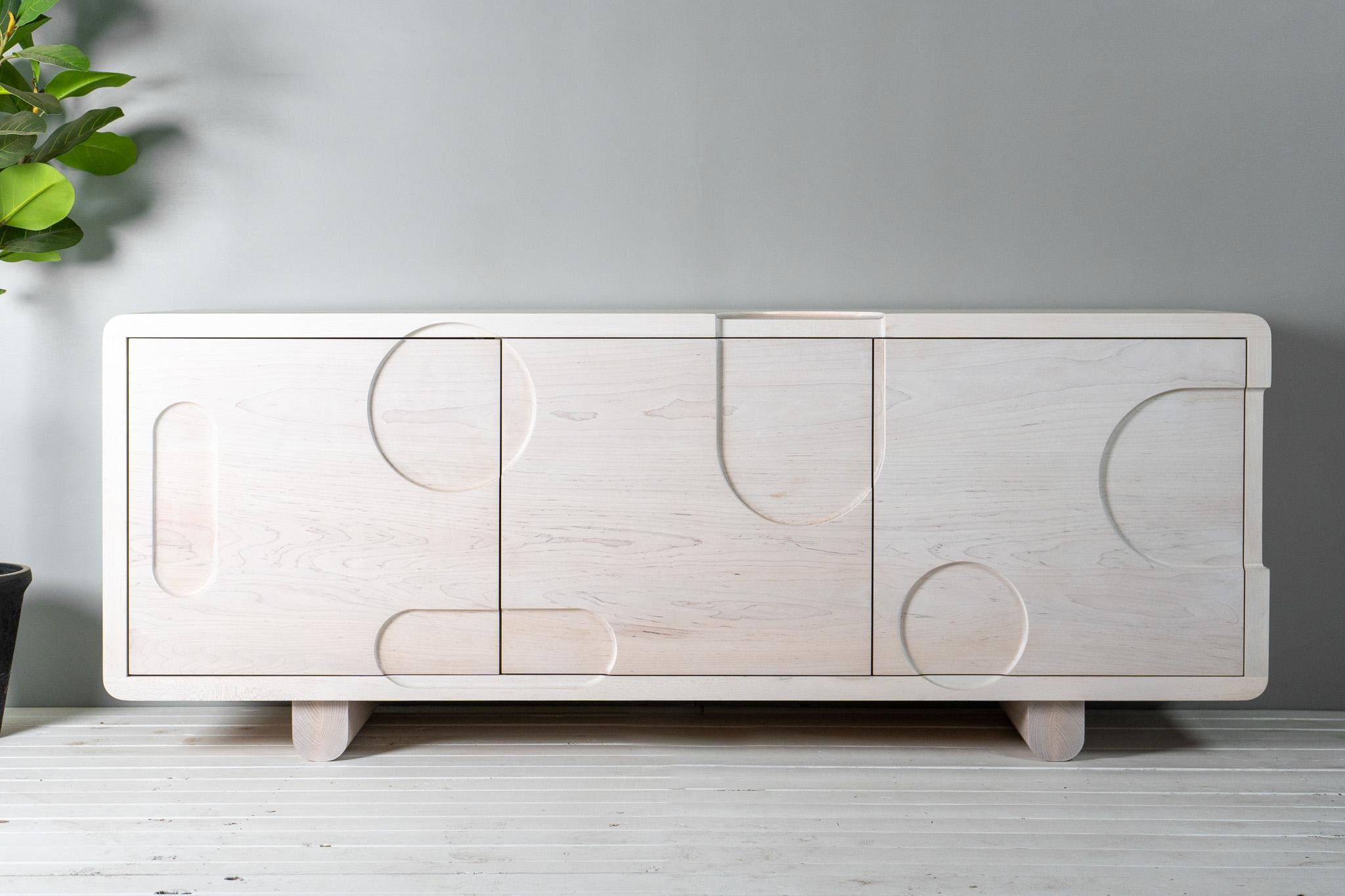 Noirci Cabinet Apollo - Sculpté à la main dans de l'érable massif en vente