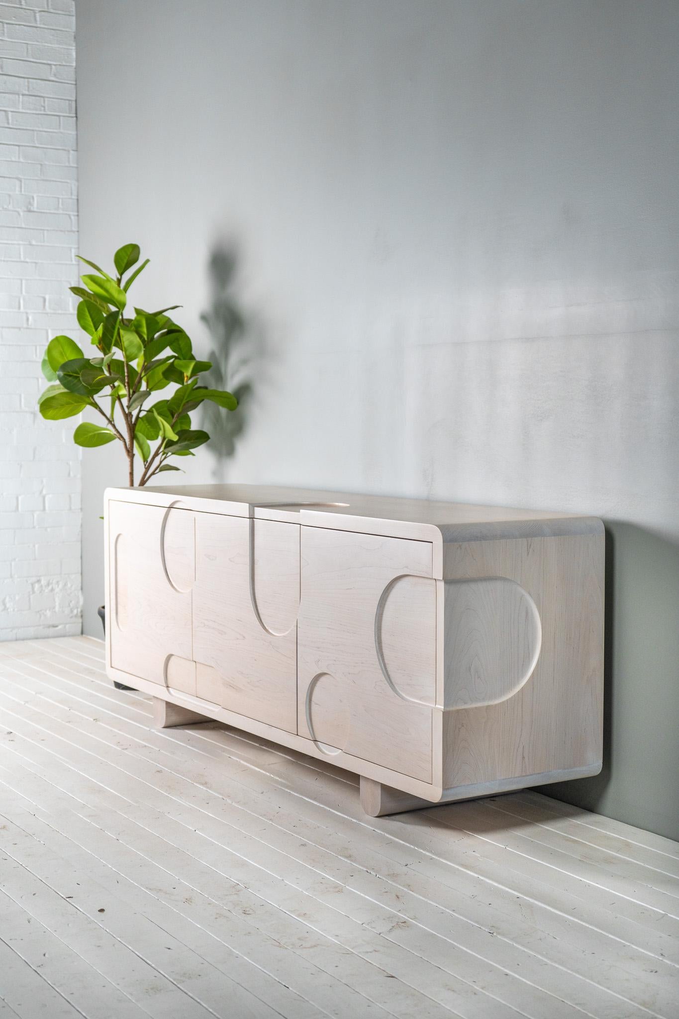 Cabinet Apollo - Sculpté à la main dans de l'érable massif Neuf - En vente à Columbia, SC
